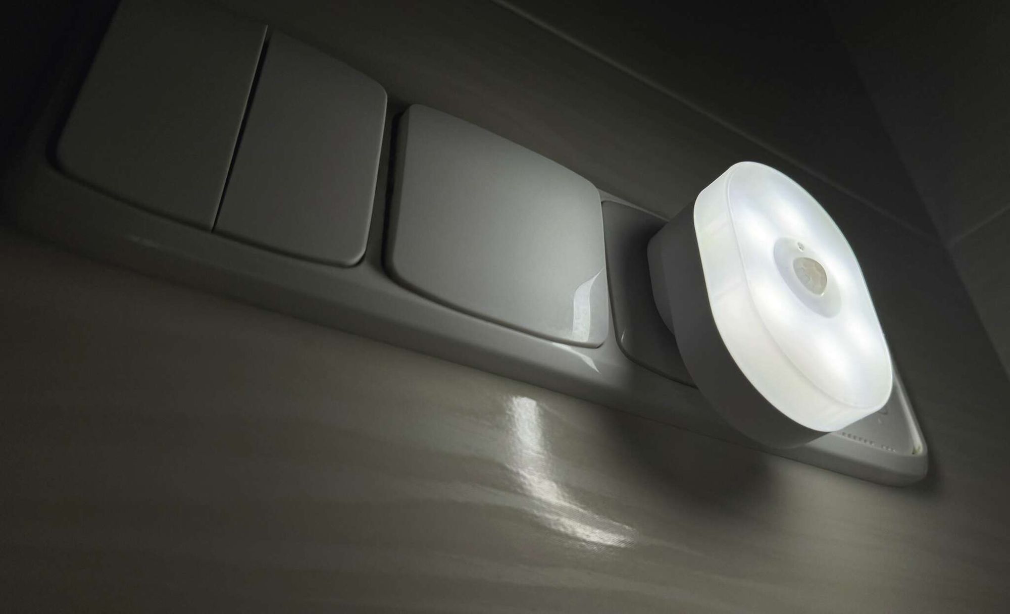 EMOS GoSmart 2in1 Infrarot-Bewegungsmelder und Nachtlicht mit App, WiFi-Bewegungssensor und farbiges Licht, Erkennungsbereich 5m/120°, 230V