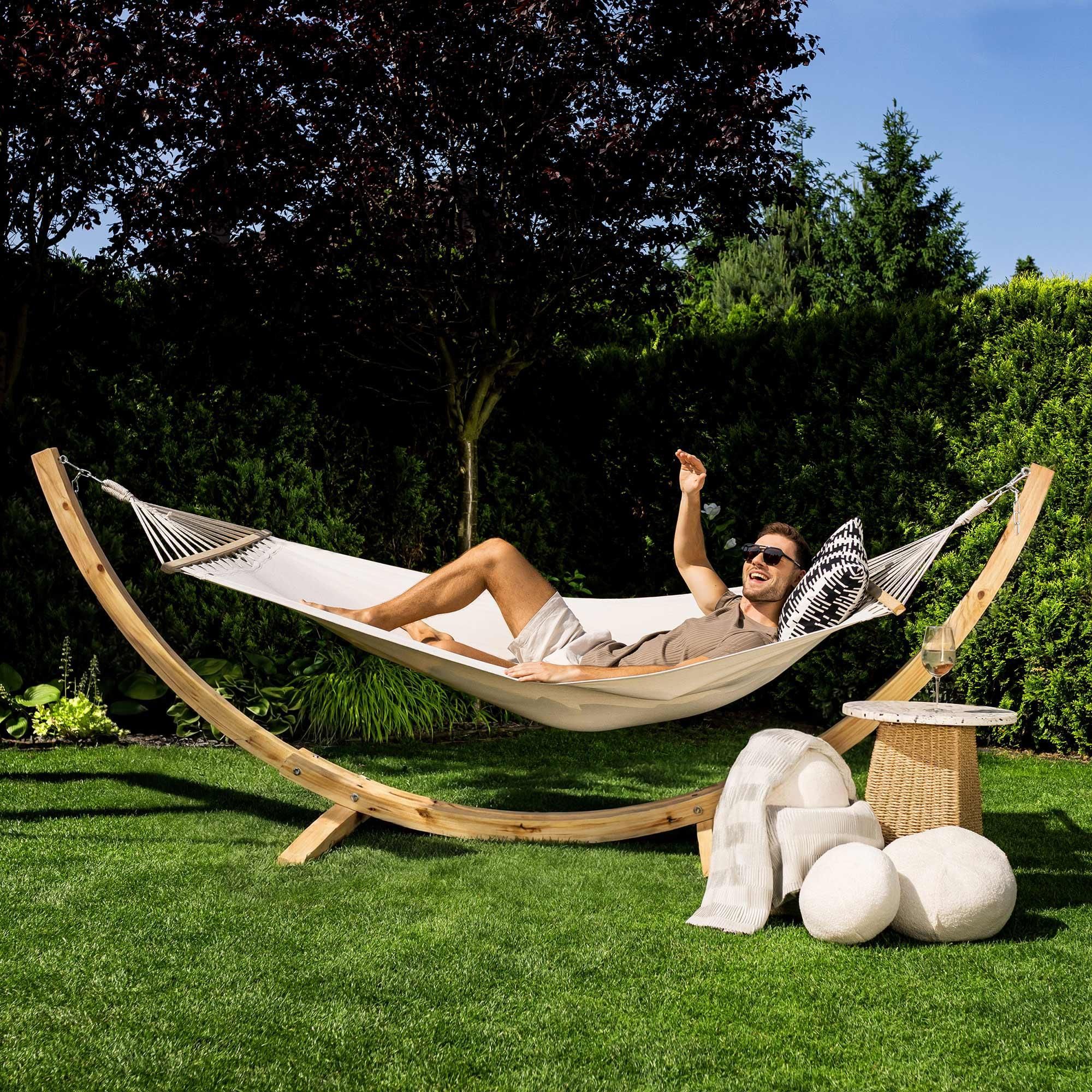 di volio Hängematte mit Gestell TREVIA – wetterfeste Gartenhängematte aus Lärchenholz bis 150kg, robuste Stabhängematte für Outdoor (Beige)