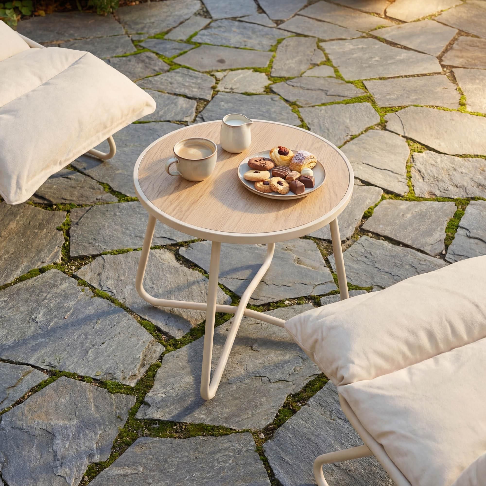 di volio Gartenmöbel Set CETARA - Creme, Balkonmöbel aus Stahl & Glas, 2x Sessel mit dicken Kissen & 1x Beistelltisch, Sitzgruppe outdoor wetterfest