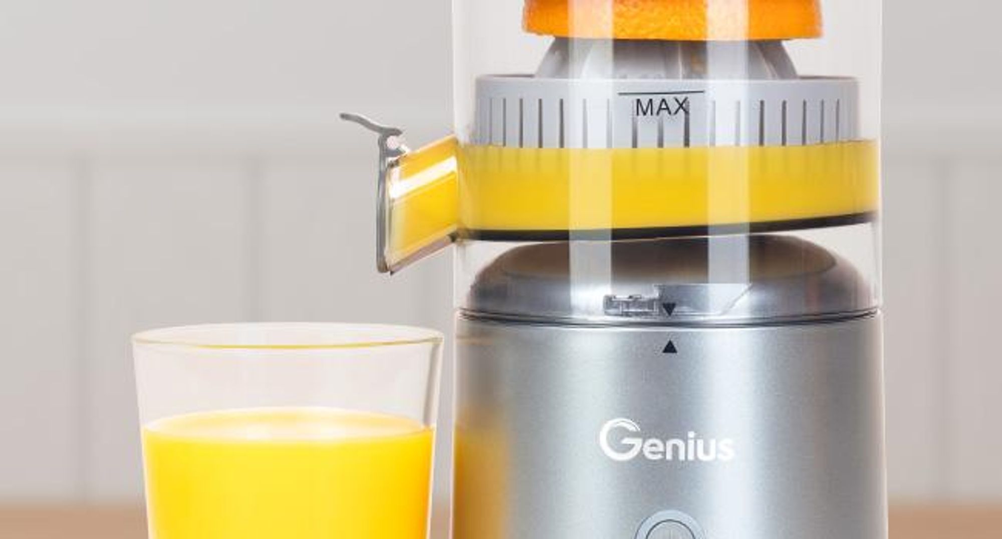 Genius Akku Zitruspresse by Nicer Dicer 6 tlg, elektrische Saftpresse, Orangenpresse Entsafter, Akkulaufzeit bis 25 Min, 45 W, Auffangbehälter 200 ML