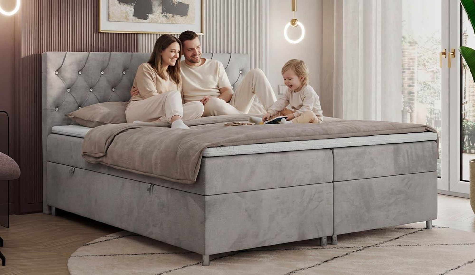 Familie auf einem grauen Bett