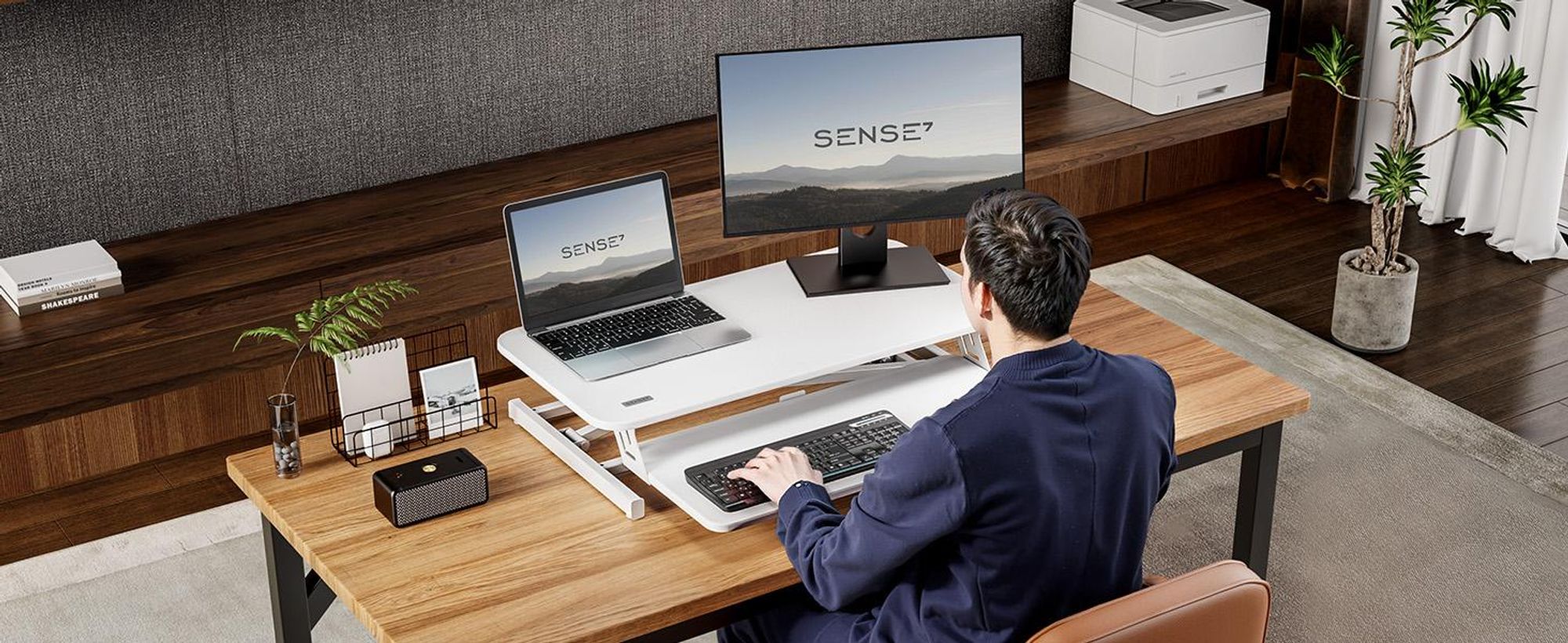 SENSE7 Desktop-Konverter Weiß Ergonomischer Schreibtischaufsatz Höhenverstellbar Sitz-Steh Workstation 81x40cm Büro Stehpult Monitorständer bis 13 kg