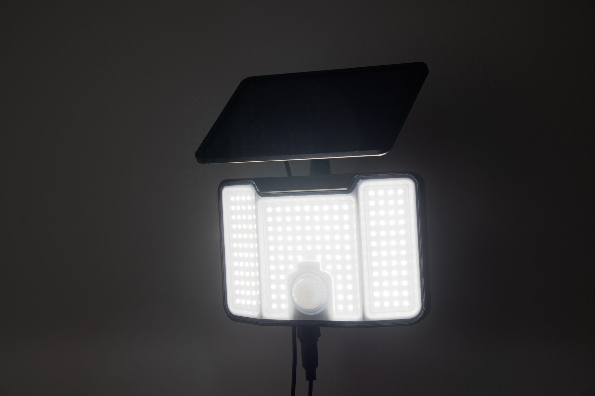 LUMILED Solarlampe für Außen LED Strahler mit Bewegungsmelder 3 Modi Solar IP44 spritzwasserdicht Solarleuchte Sicherheitswandleuchte 5m Kabel