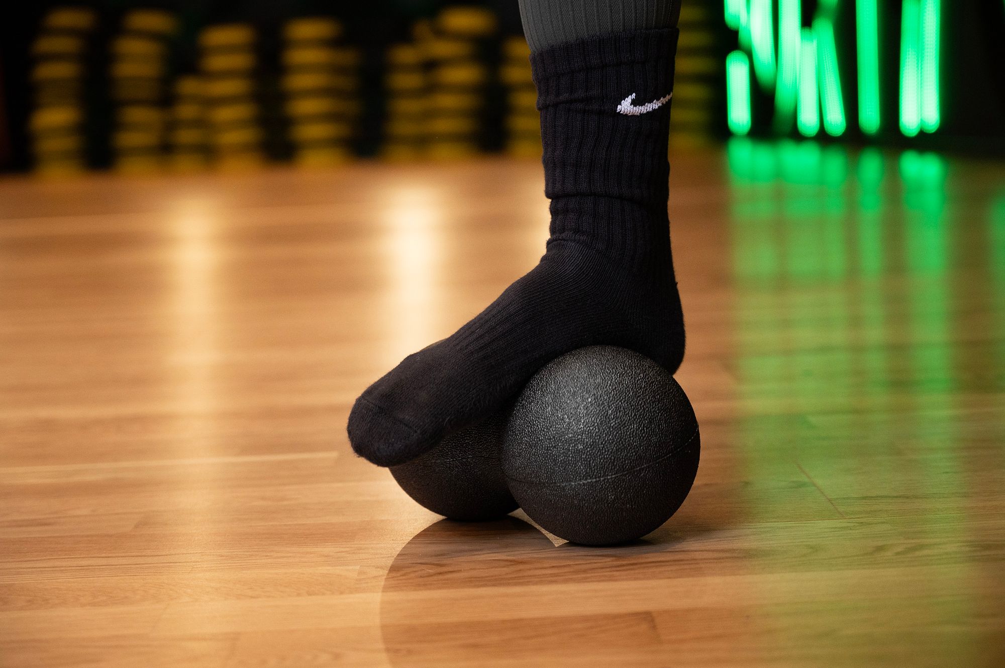 Person beim Training mit dem Massageball Duoball FIZYO 24x12 cm