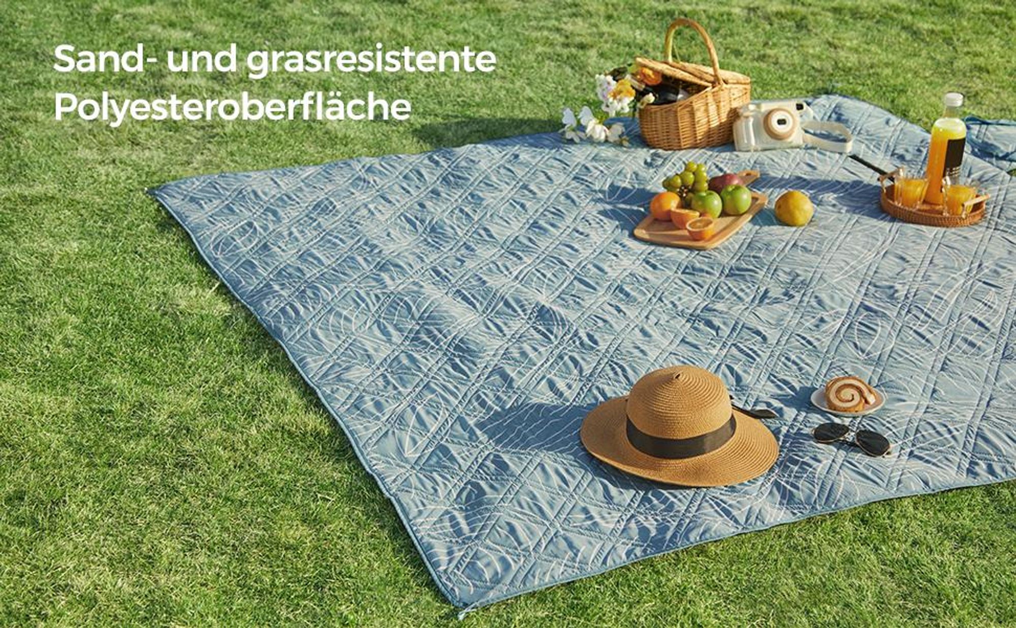 SONGMICS Picknickdecke, 200 x 200 cm, mit 4 Erdankern, maschinenwaschbar, hellblau mit tropischem Farn