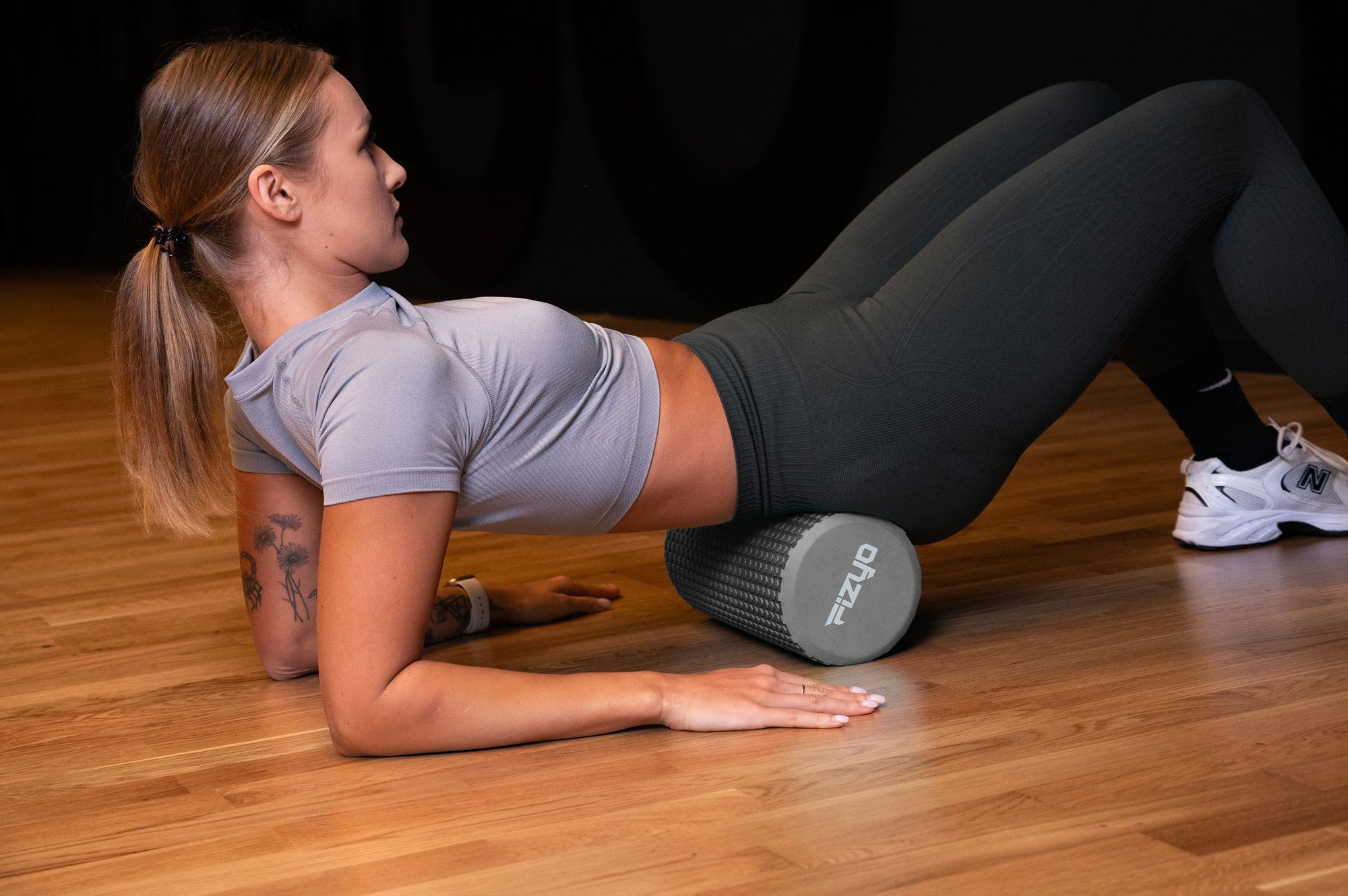 Fitness-Training mit der FIZYO-Massagerolle mit Noppen (30x15 cm) – eine Person führt Übungen durch