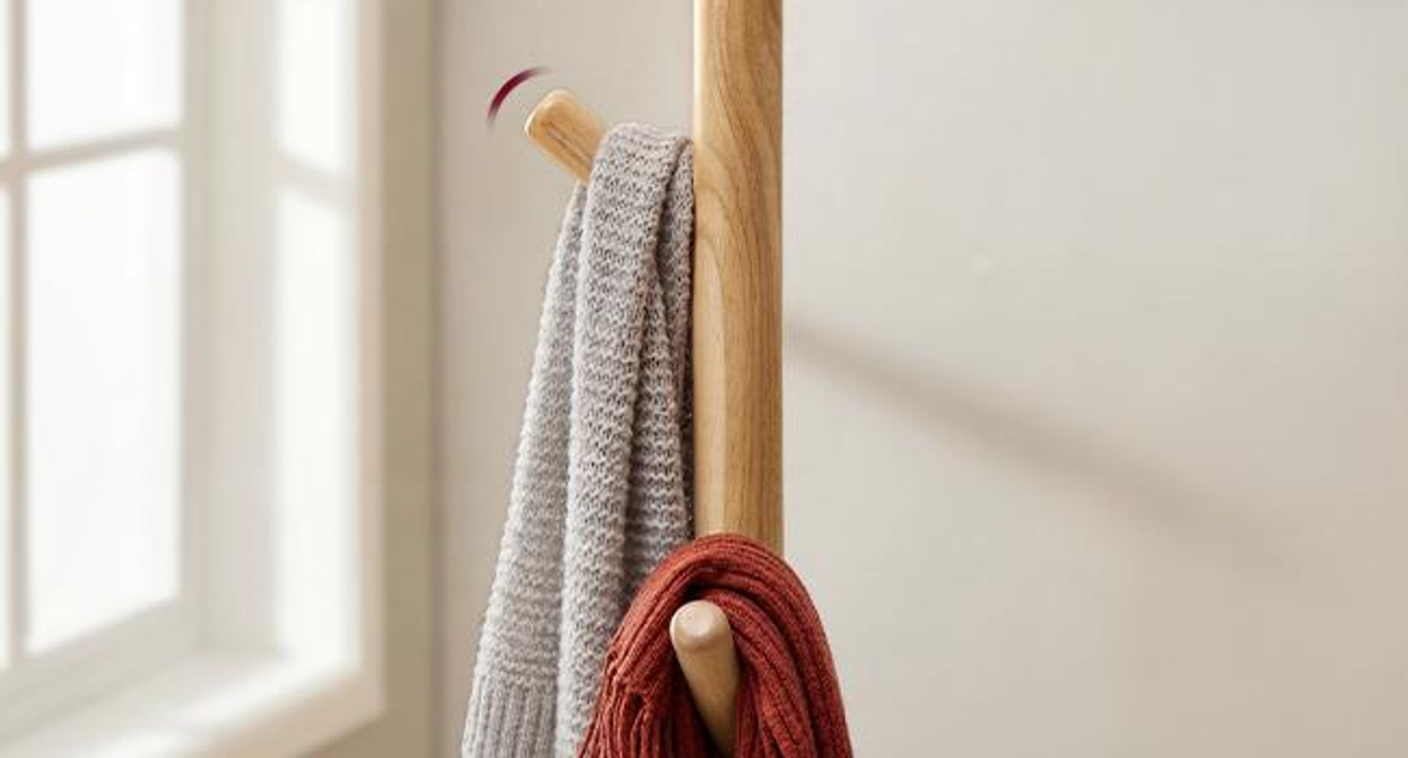 VASAGLE Garderobenständer, 7 Haken, 2 Ablagen, Rollen, Massivholz, Flur, Schlafzimmer, Wohnzimmer, natur