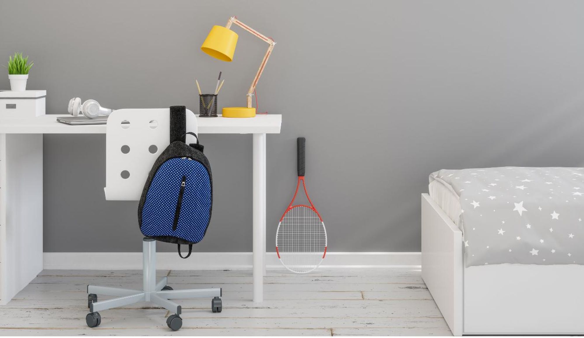 Modernes Jugendzimmer mit Schreibtisch, Rucksack, Tennisschläger und Sternenbettwäsche.