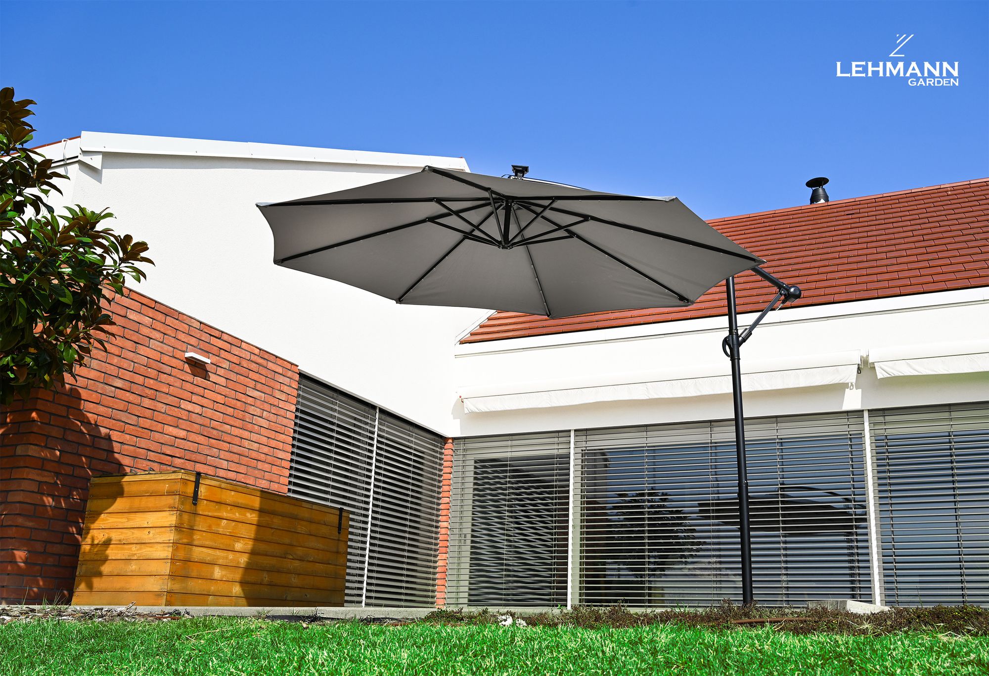 Parasol ogrodowy LEHMANN FLASH z lampkami solarnymi, składany 350 cm średnicy, kolor szary, mozliwość regulacji konta nachylenia, z pokrowcem