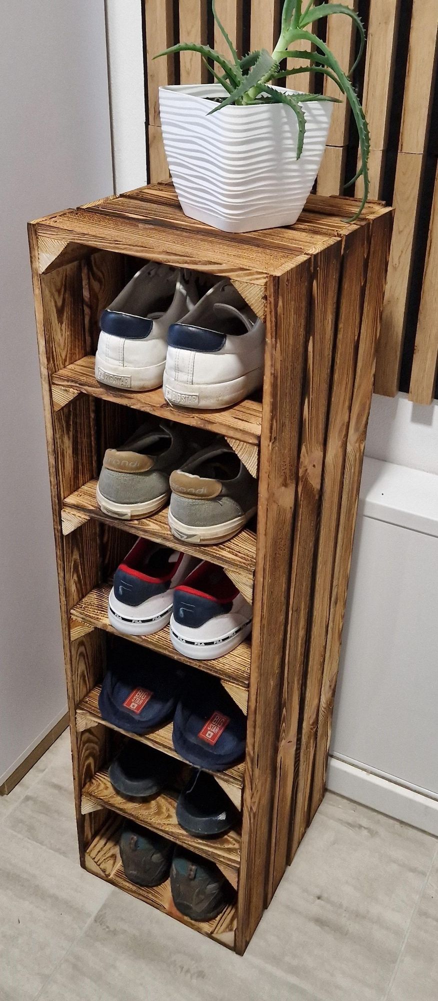 Schuhregal mit 6 Fächern – der Abstand zwischen den Regalböden beträgt 14,5 cm.
