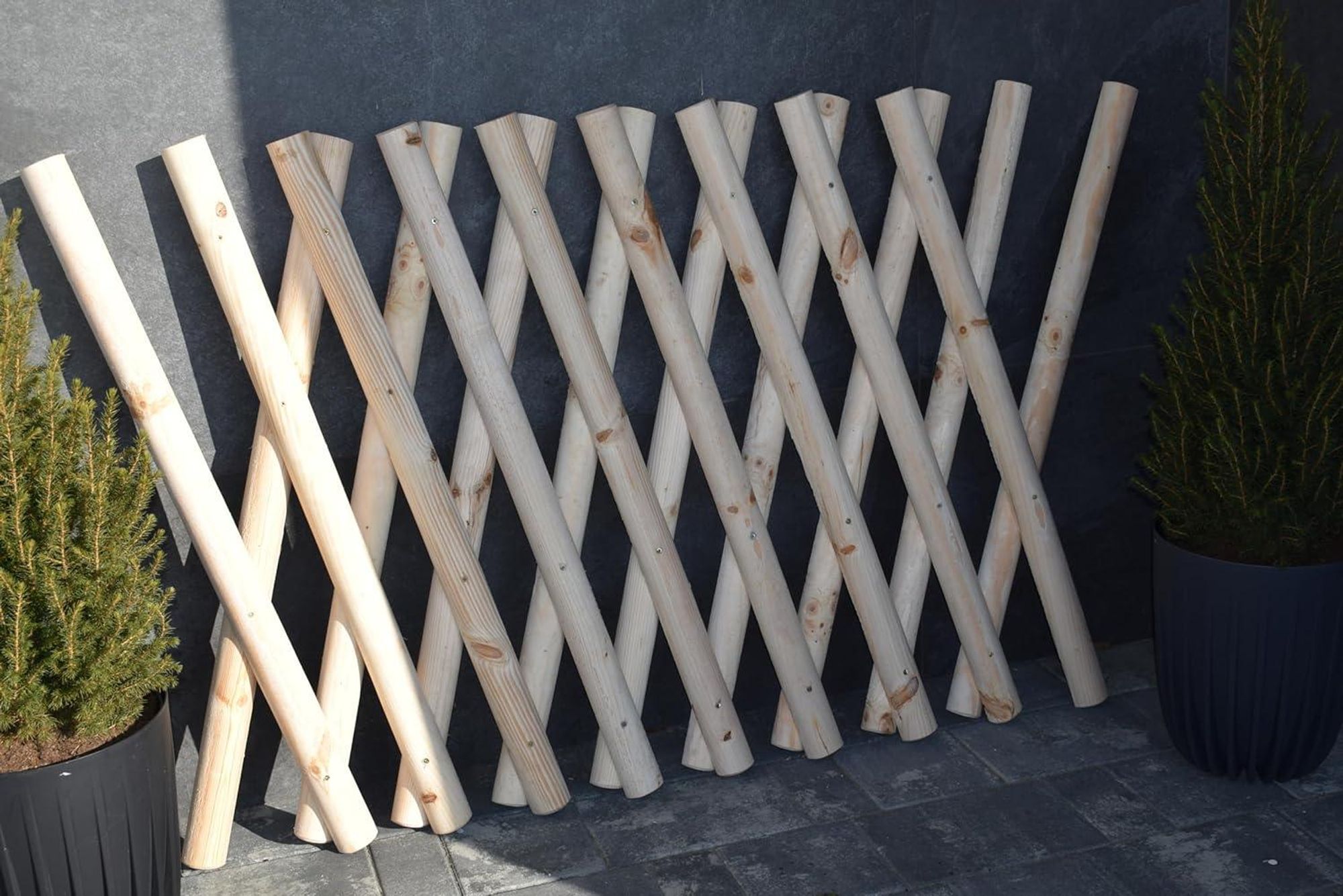 TIMBERMIK Jägerzaun 160–250 cm aus Kiefernholz – 101 cm hoch, ausziehbar, naturbelassen, Spalier Rankgitter, Wildzaun, Holzgitter für Garten Deko