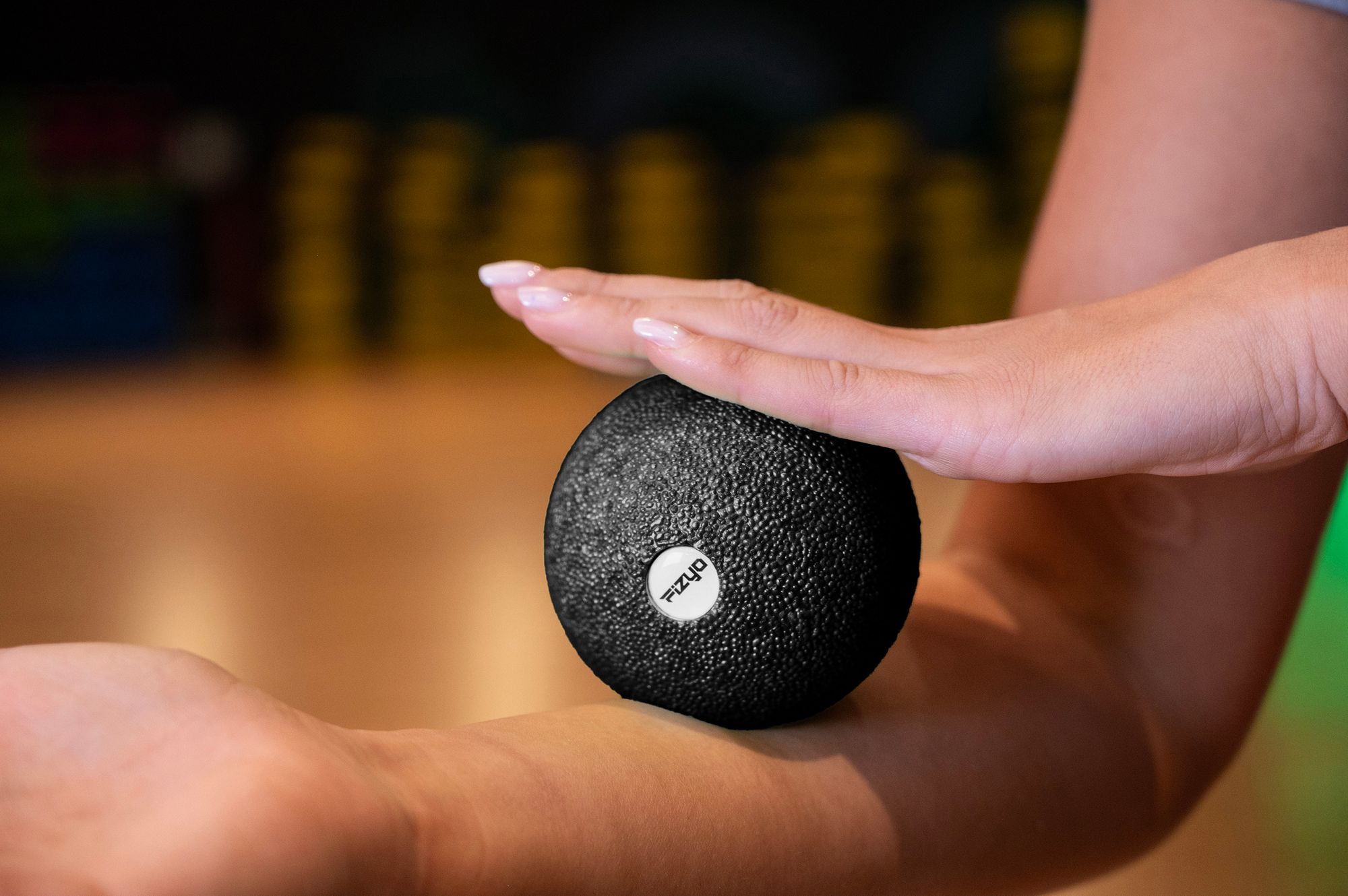 Person beim Training mit dem FIZYO 8 cm Massageball