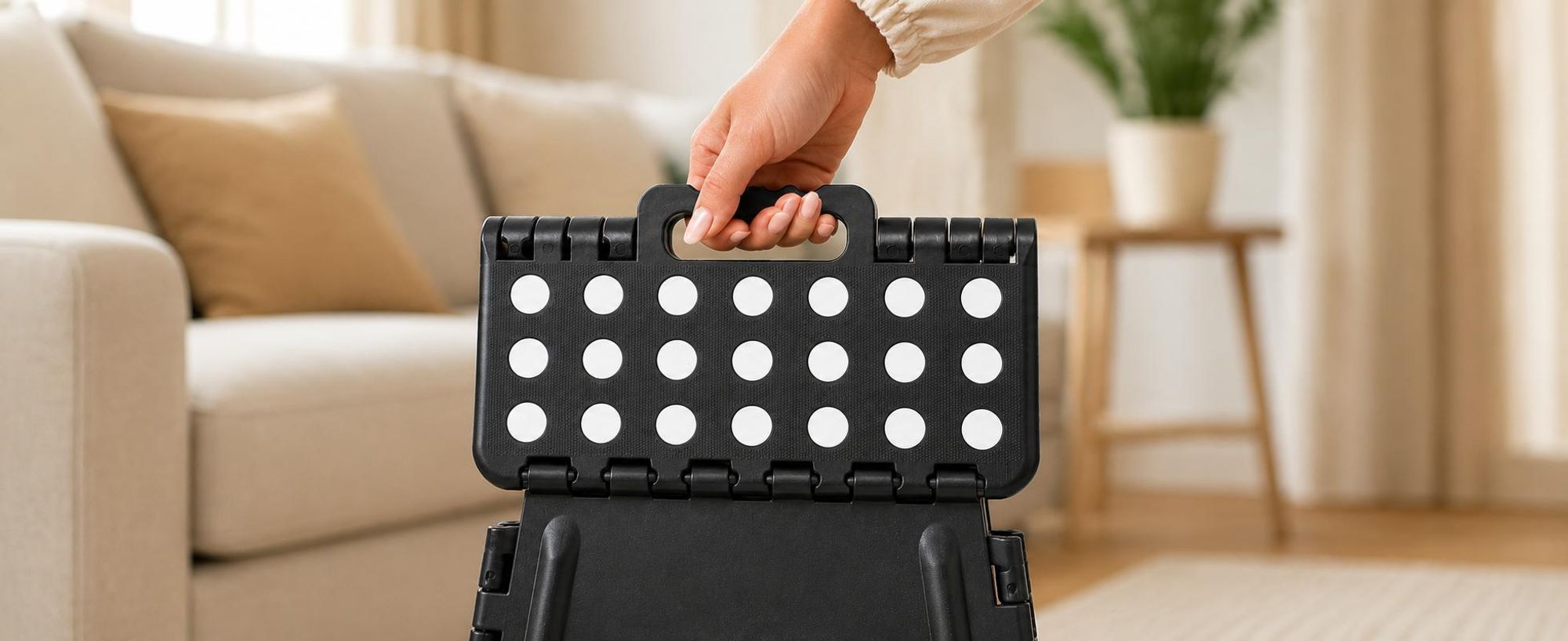FURNIFY® QUICKSTEP Tritthocker mit Anti-Rutsch-Oberfläche und praktischem Tragegriff.