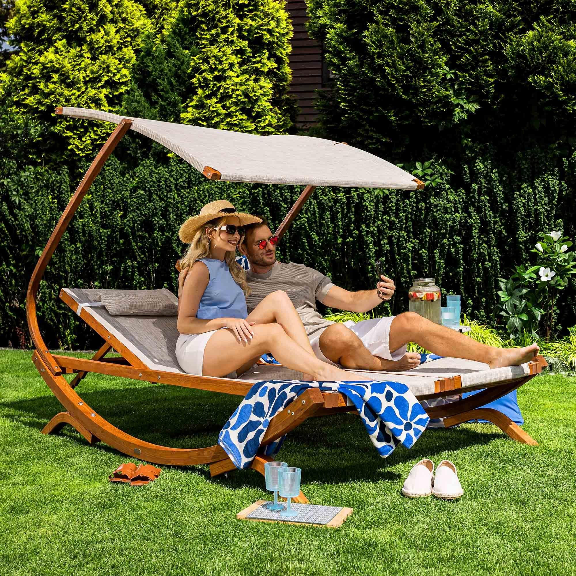 di volio Sonnenliege mit Dach Pionza - beige, Doppelliege mit verstellbarer Rückenlehne, Gartenliege aus Holz für 2 Personen - wetterfest & bequem