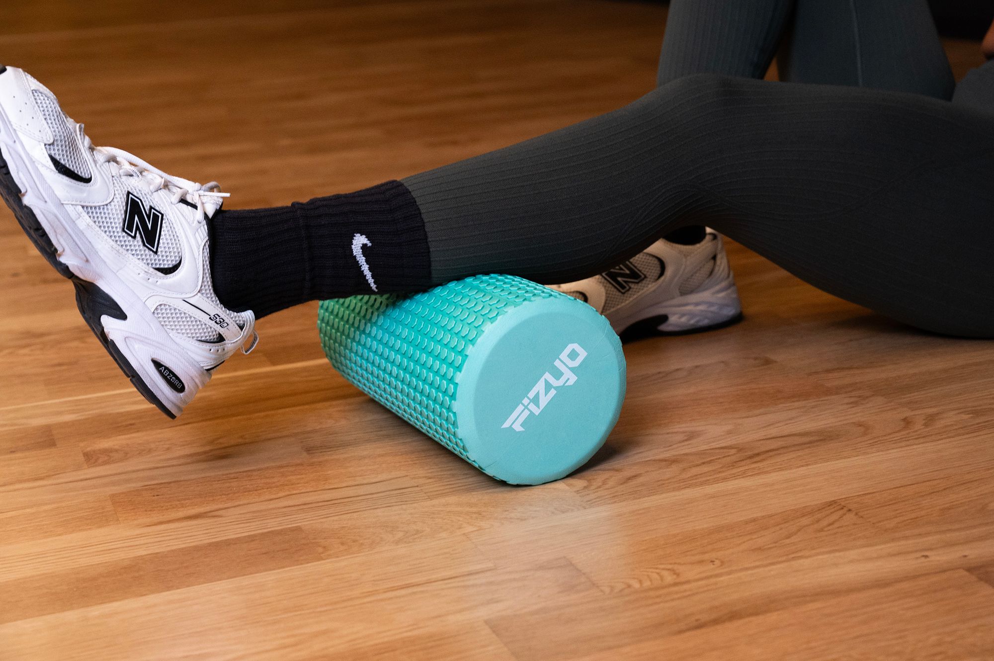 Trening Fitness z wałkiem do masażu z wypustkami FIZYO — osoba wykonuje ćwiczenia