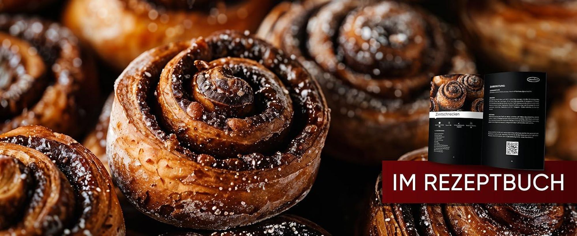 Köstliches Gericht im Dutch Oven gekocht, mit aufgeschlagenem Rezeptbuch – inspiriert zum Nachkochen