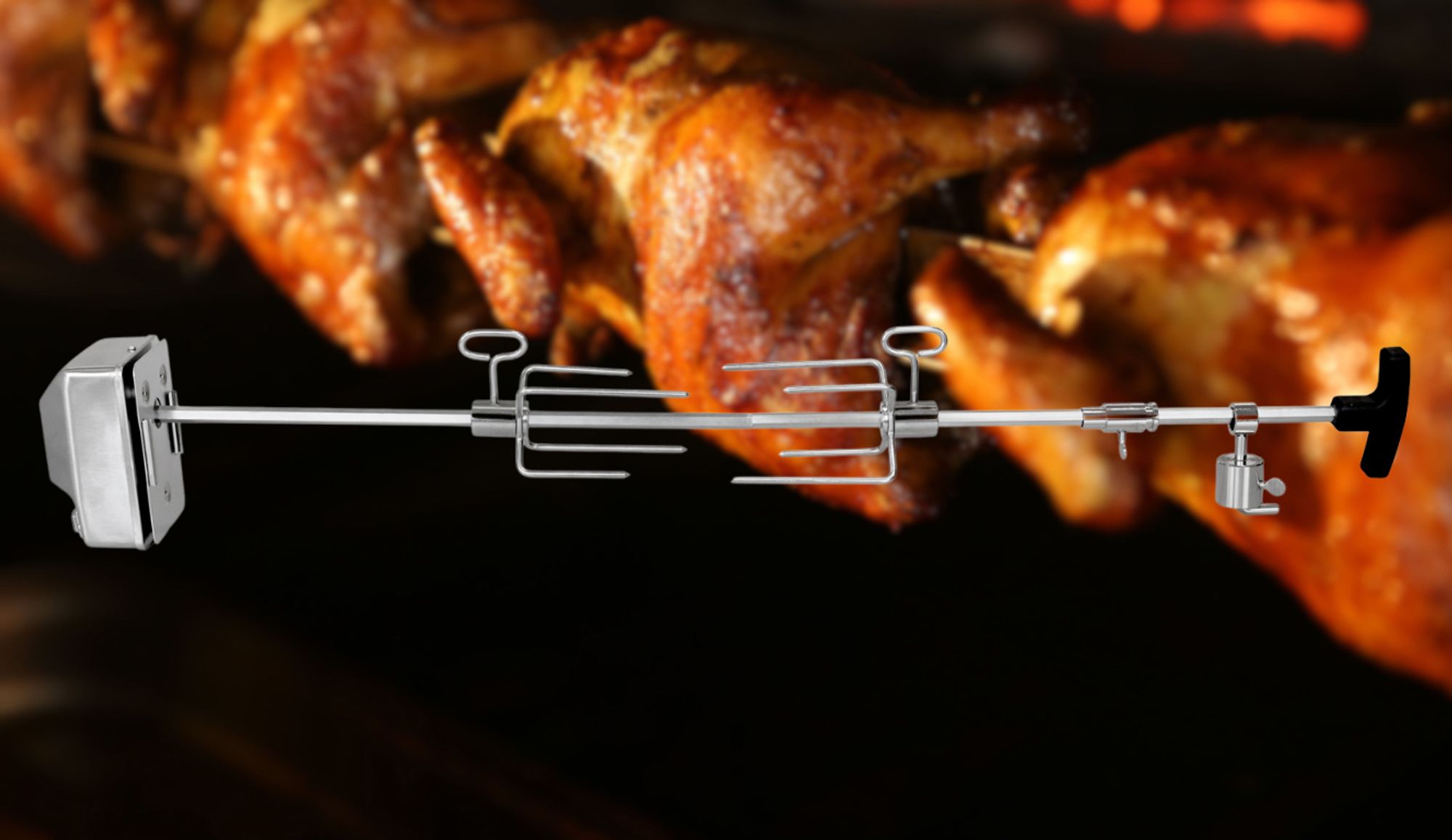 Das Bild zeigt im Hintergrund Grillhähnchen auf dem Spieß und im Vordergrund einen Drehspieß.