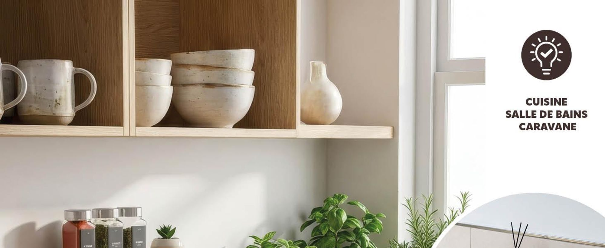 Porte-rouleau de papier essuie-tout dans la cuisine