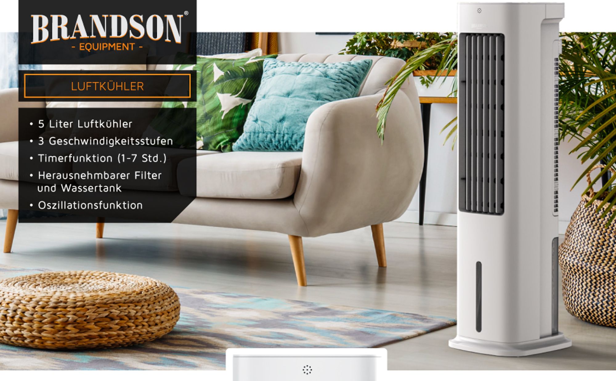 Weißer Brandson Luftkühler mit schmalem Design steht neben einem Sofa mit Deko-Kissen