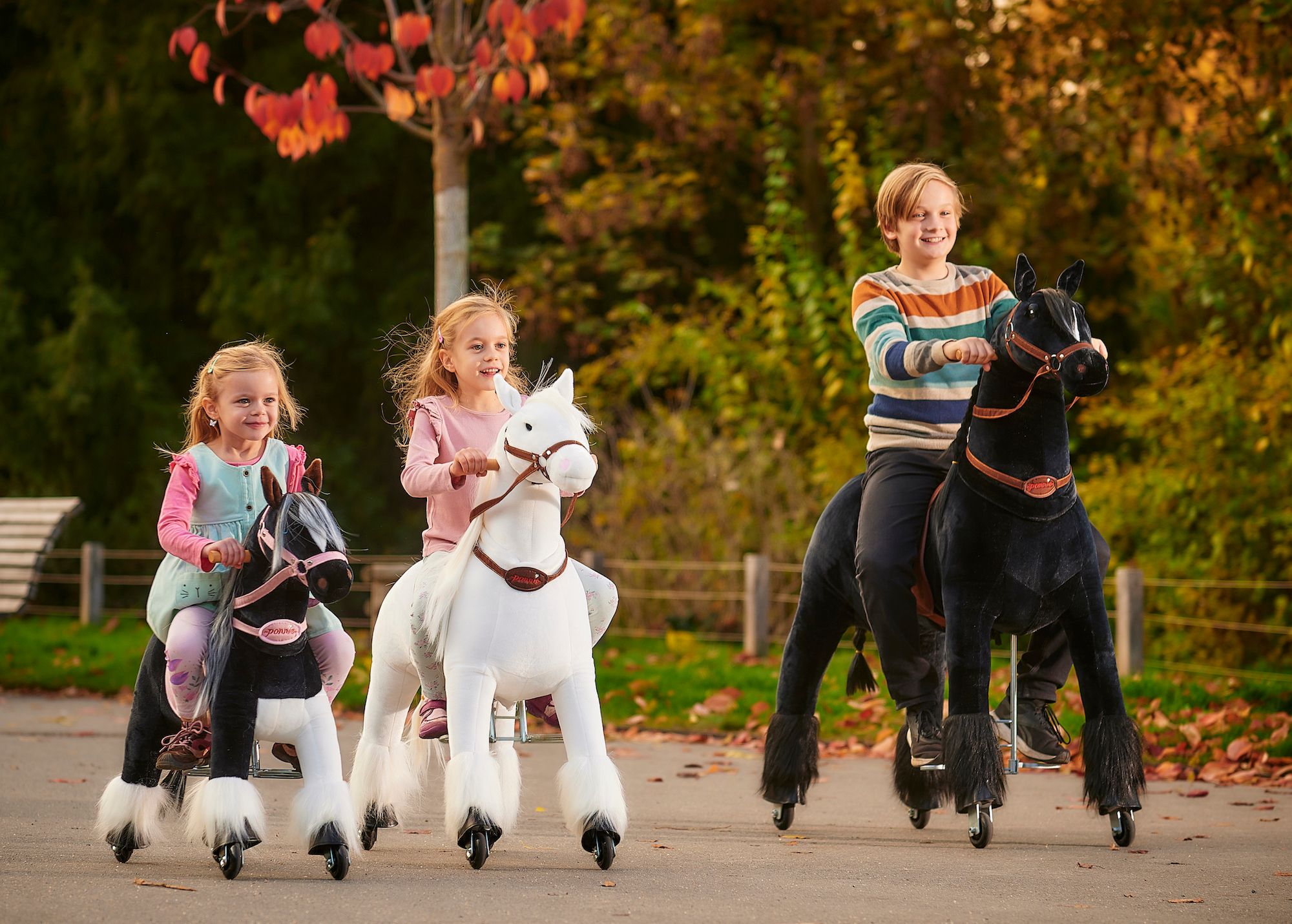Unsere Ponnie Reitpferde gibt es in verschiedenen Größen (S, M, XL), passend für Kinder ab 3, ab 5 Jahren und ab 9 Jahren. So findet jedes Kind seinen perfekten Begleiter für fantasievolle Ausritte – drinnen wie draußen.
