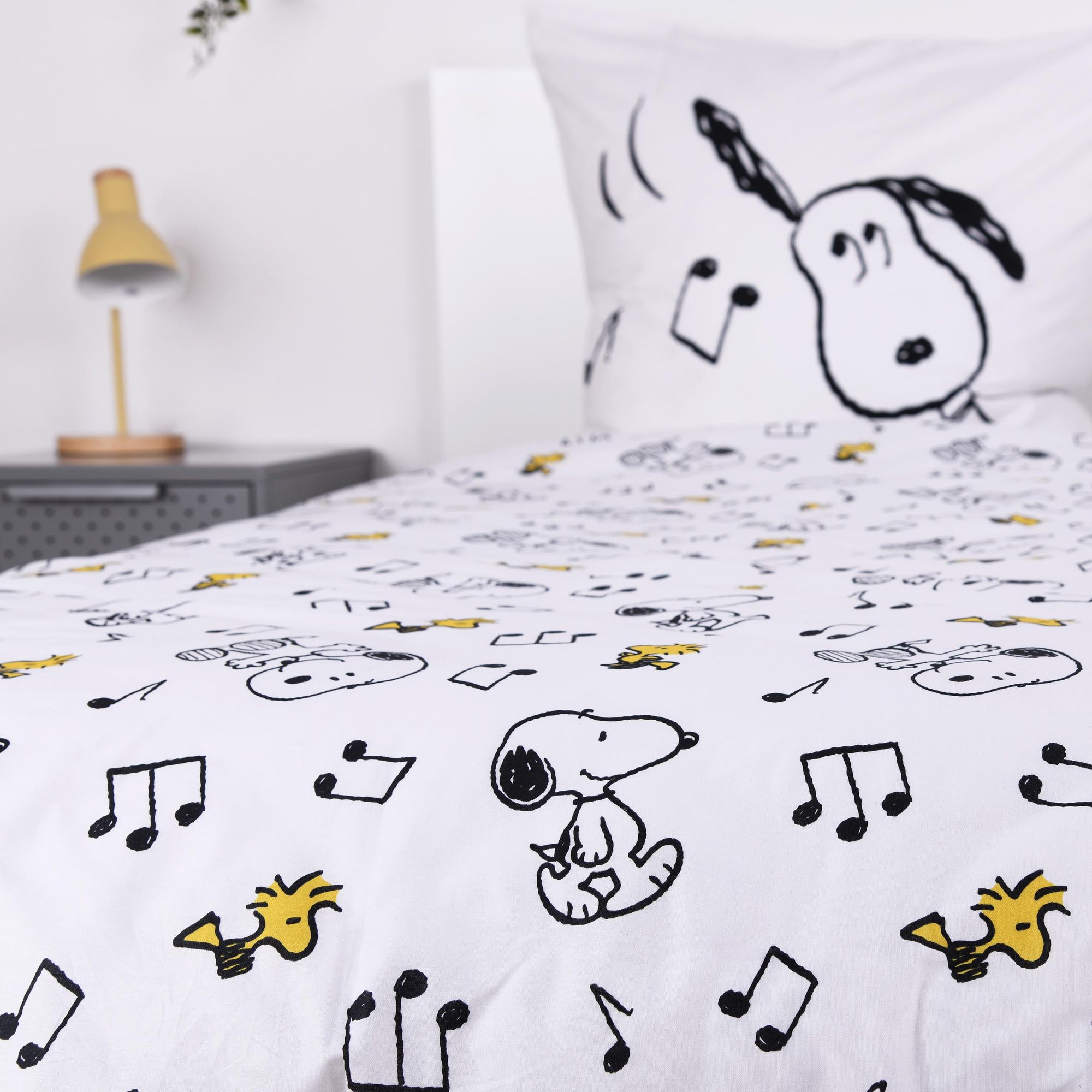 Das Kopfkissen hat zwei verschiedene süsse Motive mit Snoopy und Woodstock