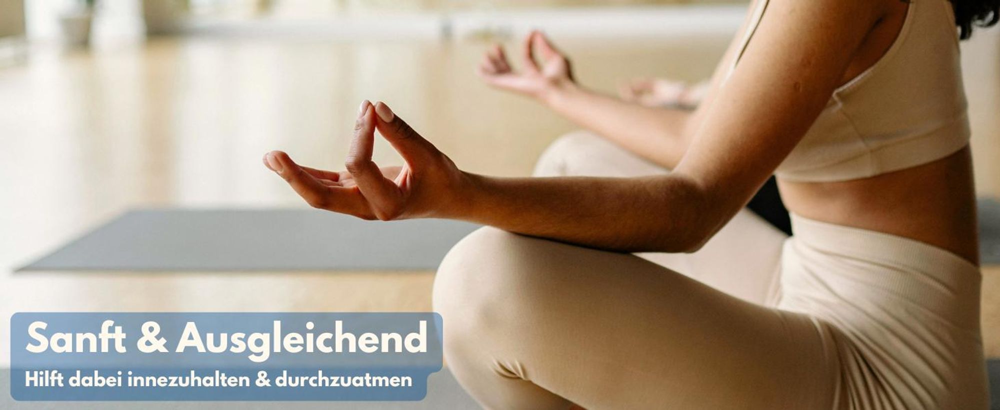 Meditierende Frau im Yoga-Studio