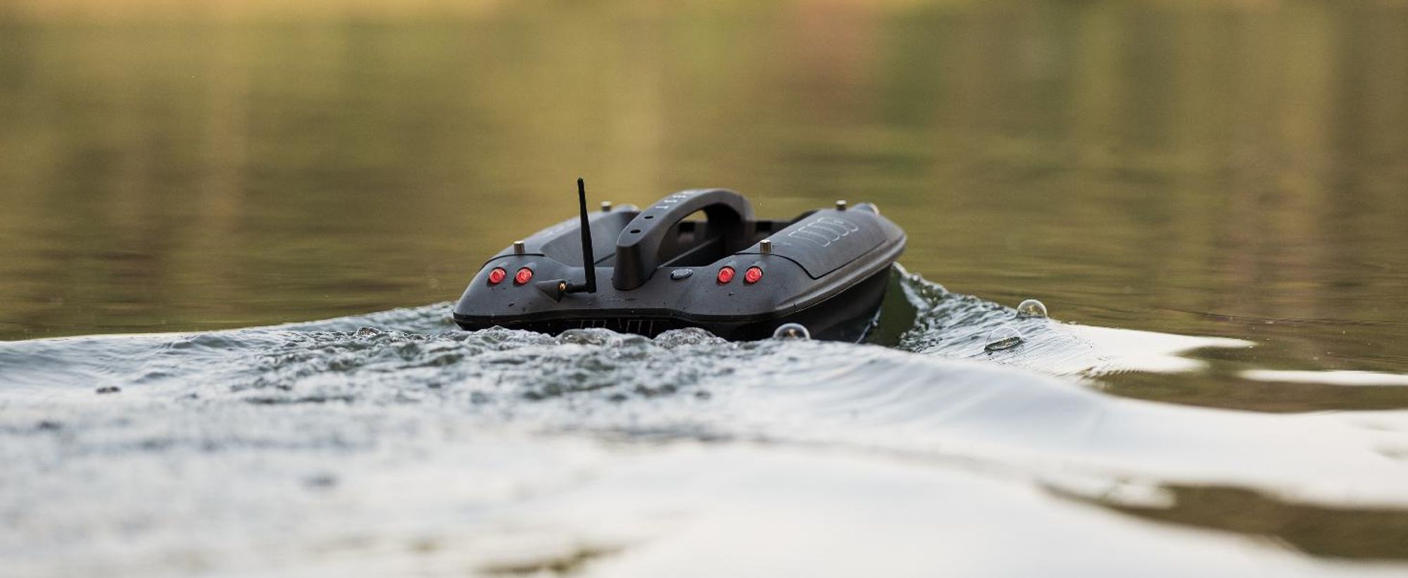 Deeper Quest Angelköderboot mit CHIRP Sonar, GPS Autopilot