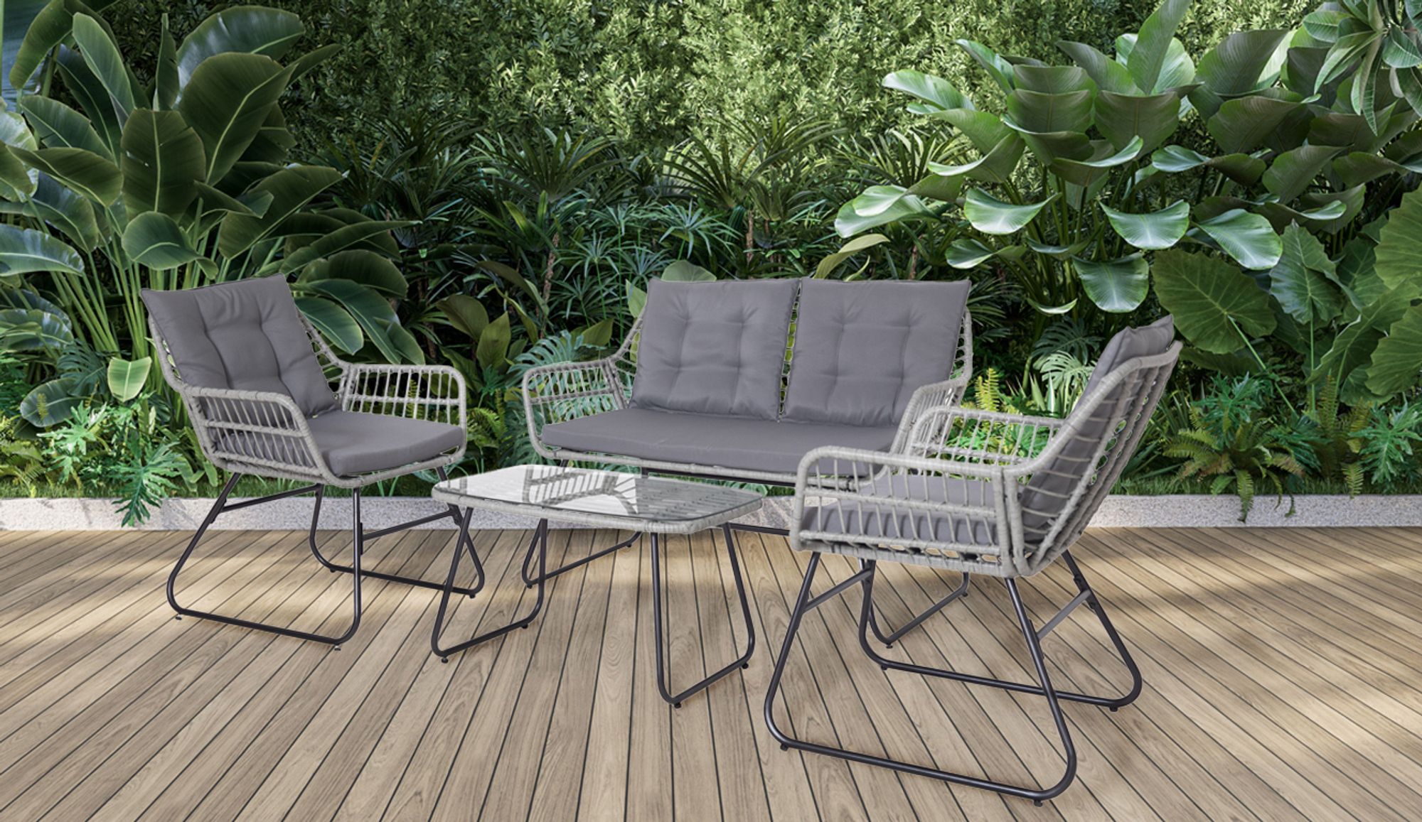 Gemütliche Gartenmöbel mit grauen Kissen auf einer Terrasse vor einem üppigen Grünpflanzengarten