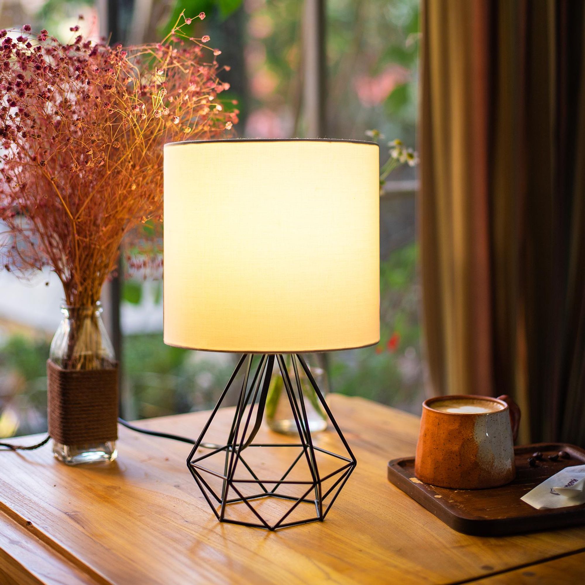 Aigostar - Tischlampe, Kleine Nachttischlampe, Modernes Hohlblock-Design Tischleuchte, Schreibtischlampe mit Weißem Stoff-Schirm , Sockel E14