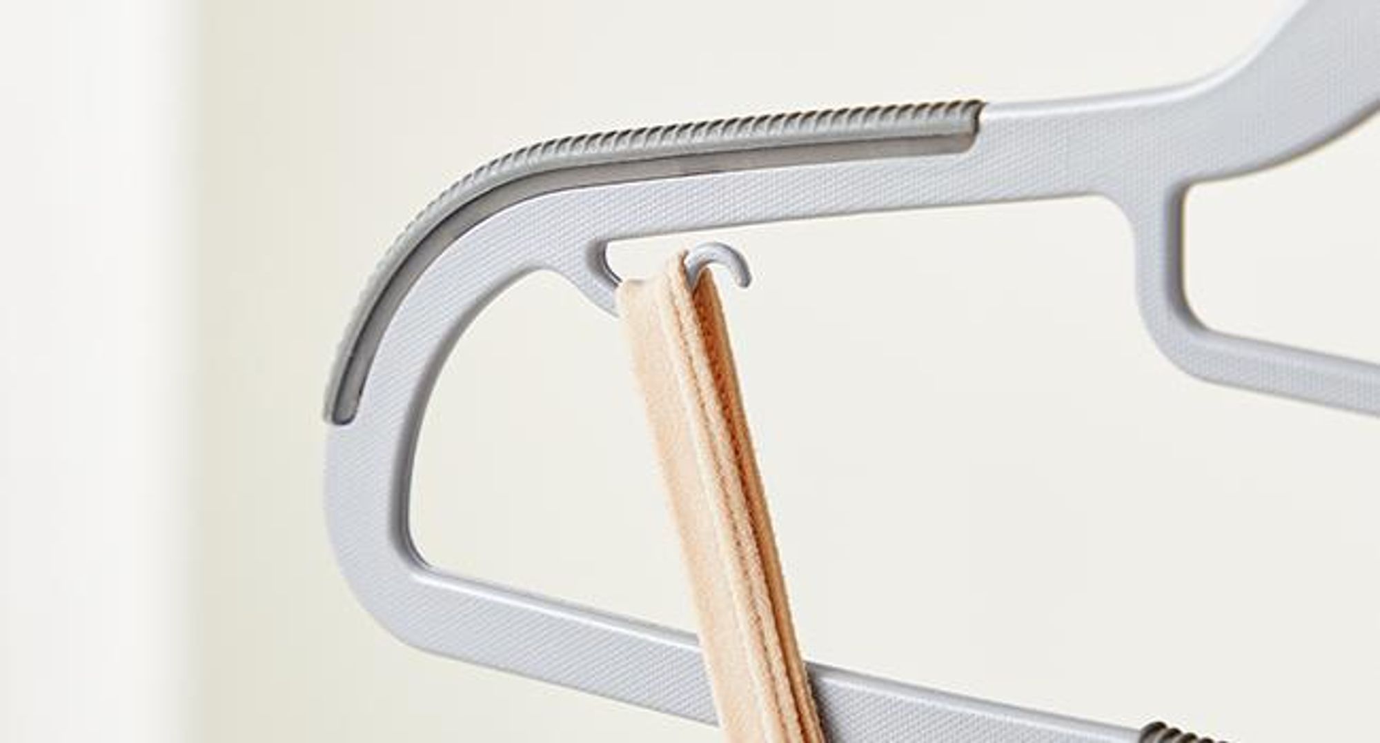SONGMICS Kleiderbügel, 30er Set, Jackenbügel aus Kunststoff, gut belastbar, Anti-Rutsch-Design, platzsparend, 0,6 cm Dicke, um 360° drehbarer Haken, 42 cm lang, hellgrau-dunkelgrau CRP20G30