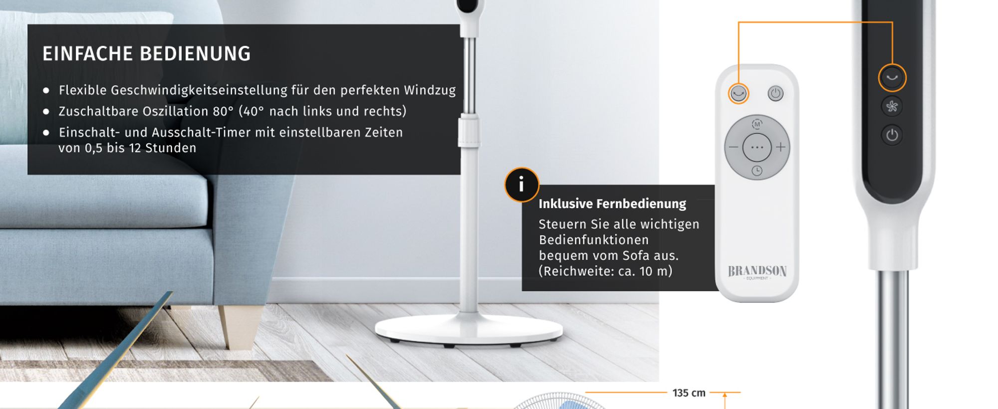 Weißer Standventilator mit Fernbedienung neben hellblauem Sofa im modernen Wohnzimmer