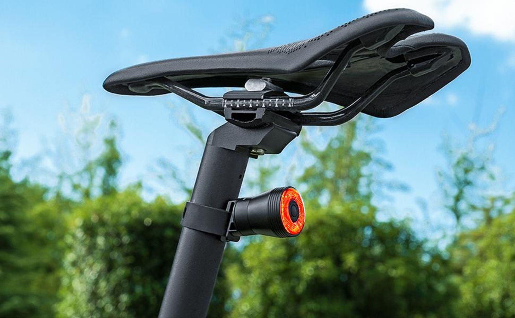 Smartes Fahrradrücklicht mit Bremslicht, StVZO LED Fahrrad Rücklicht Hinten, USB-C Aufladbar, IPX6 Wasserdicht für E-Bikes, MTB und Rennrad