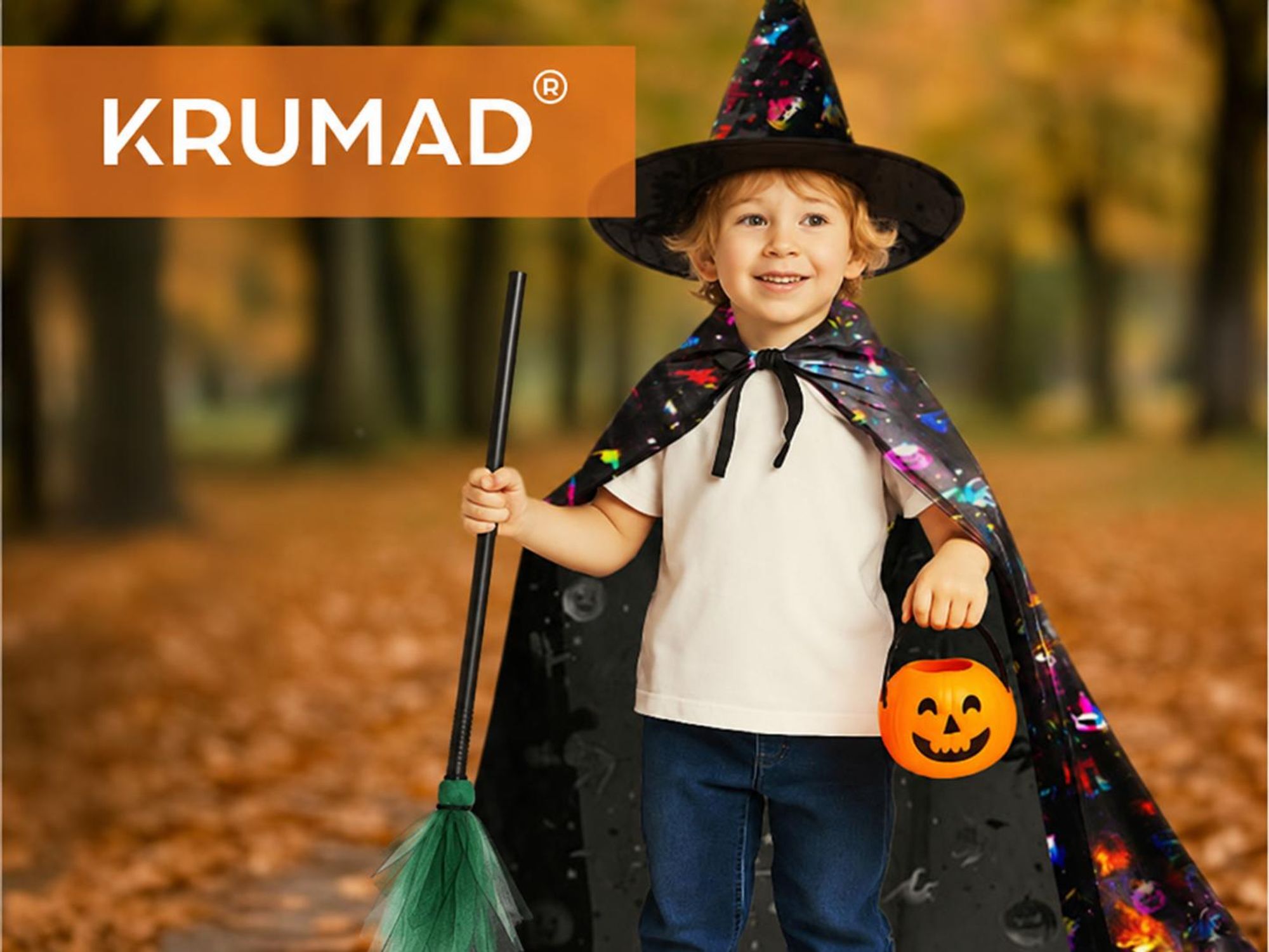 KRUMAD Halloween Kostüm Set 3-teilig – Hexenhut, Umhang mit Kapuze & Hexenbesen 87 cm, Hexenkostüm Zubehör für Kinder & Erwachsene