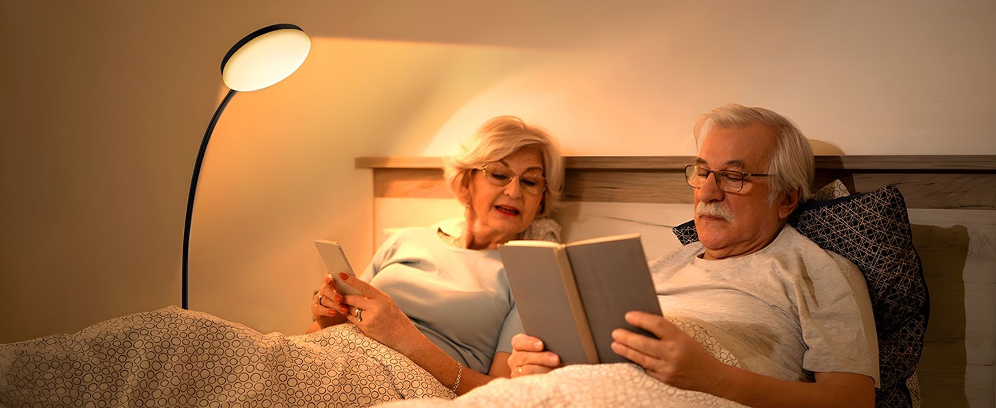 LED Stehlampe Dimmbar 3 Farbtemperaturen Stehleuchte Einstellbare Schwanenhals Leselampe mit Fernbedienung für Schlafzimmer Wohnzimmer Büro