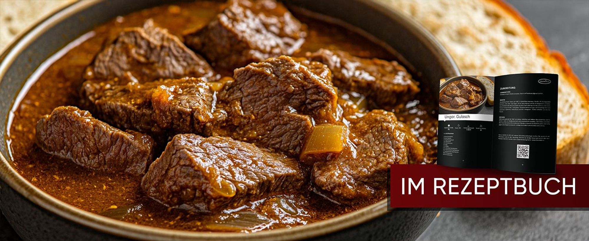 Gulasch im Dutch Oven mit offenem Rezeptbuch – inspiriert zum Nachkochen.