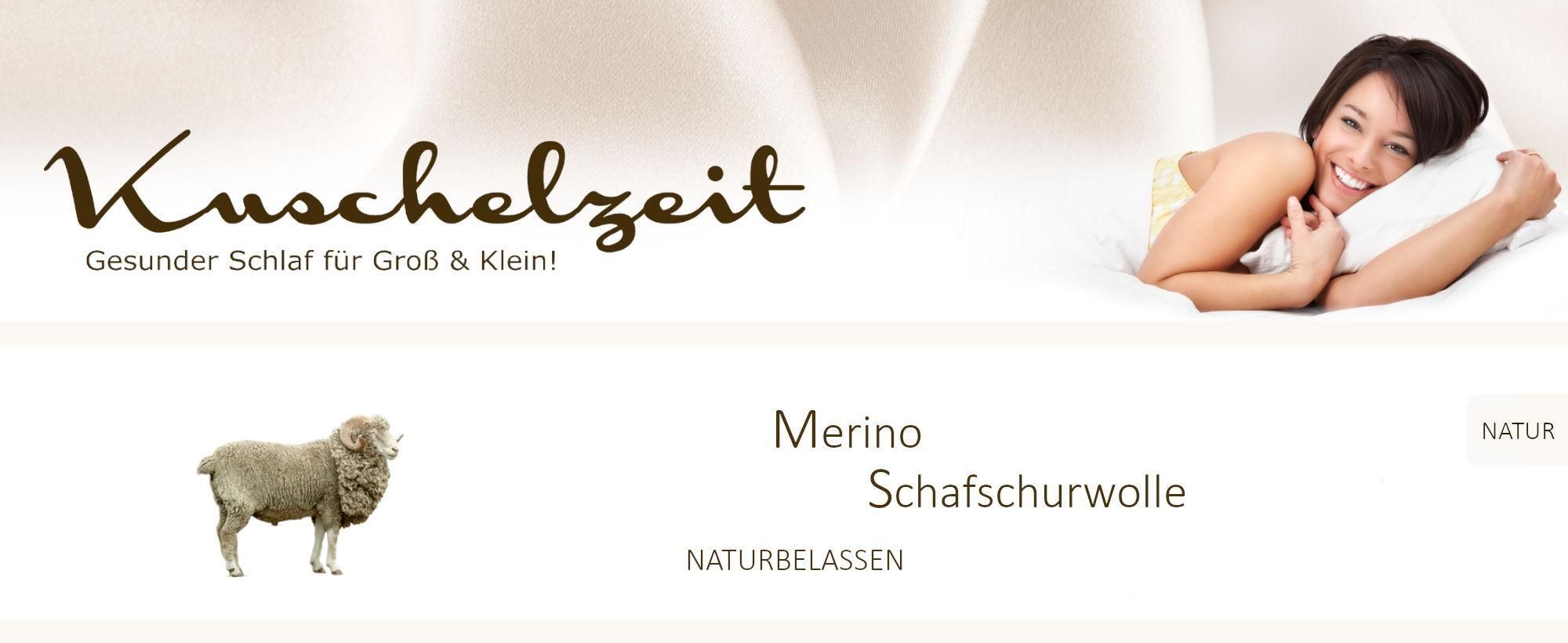 Kuschelzeit Logo. Eine Frau, die sich in ihr Kissen kuschelt. Merino Schafschurwolle naturbelassen.