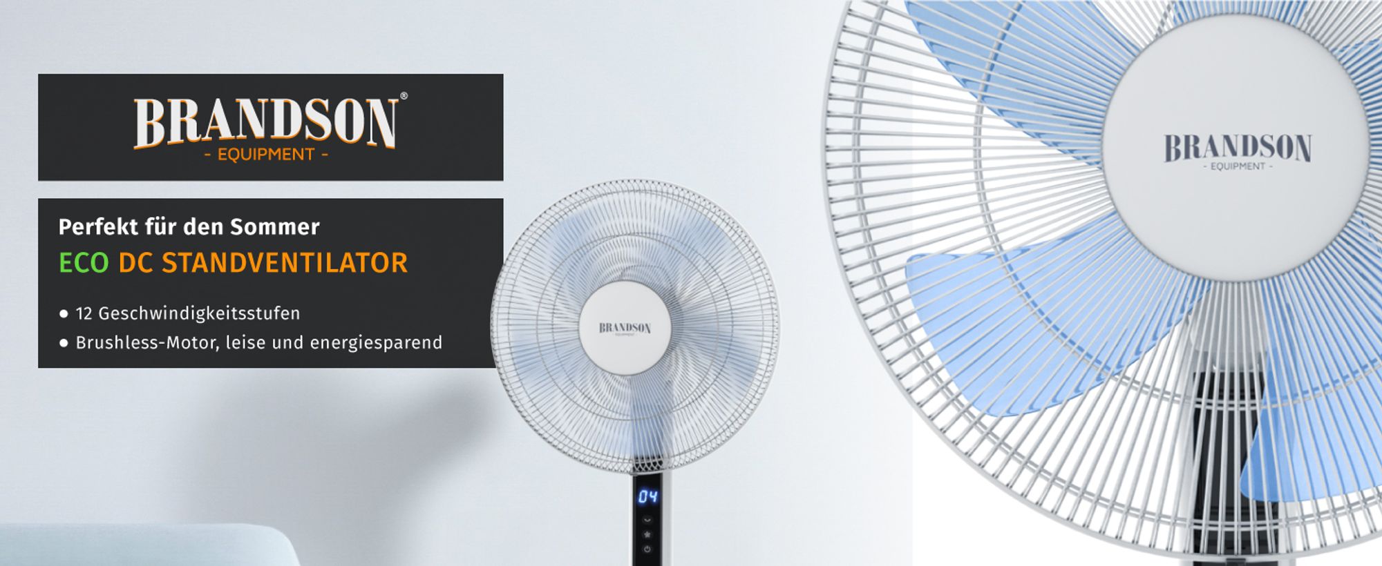 Leiser ECO-Standventilator mit blauem Rotor und Digitalanzeige vor heller Wohnzimmerwand