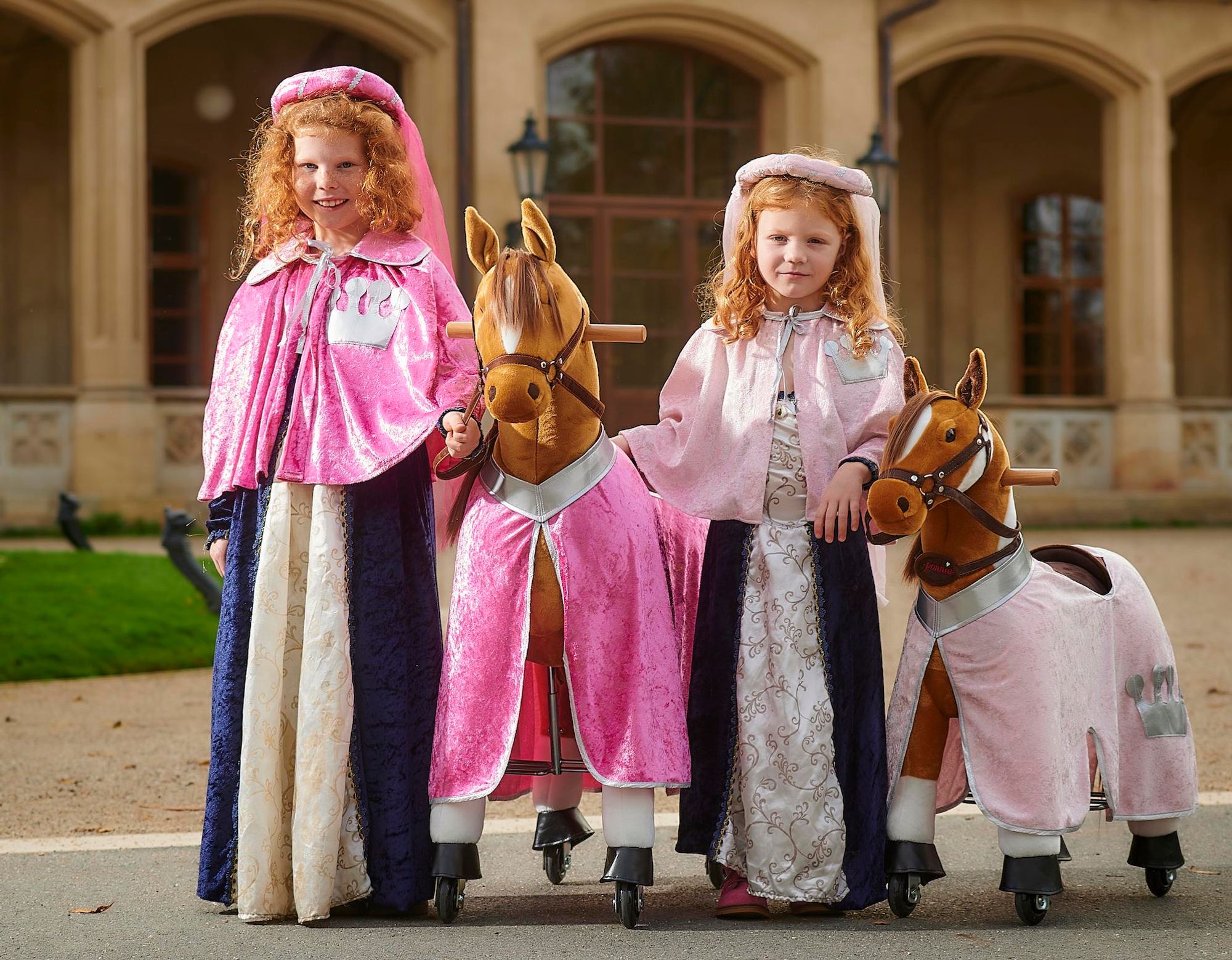 Perfekte Outfits für Ponnie-Reitpferd und Reiterin.