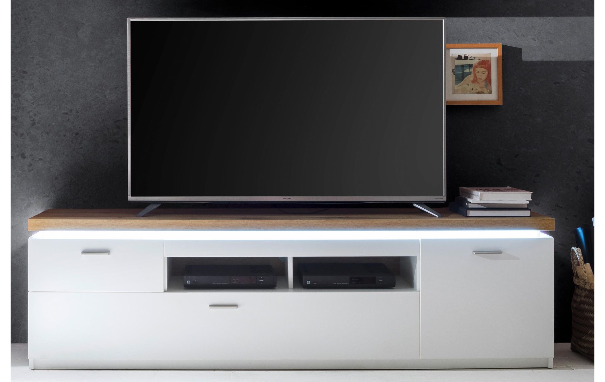 Chalki II – TV-Lowboard mit Deckplattenbeleuchtung und viel Stauraum
