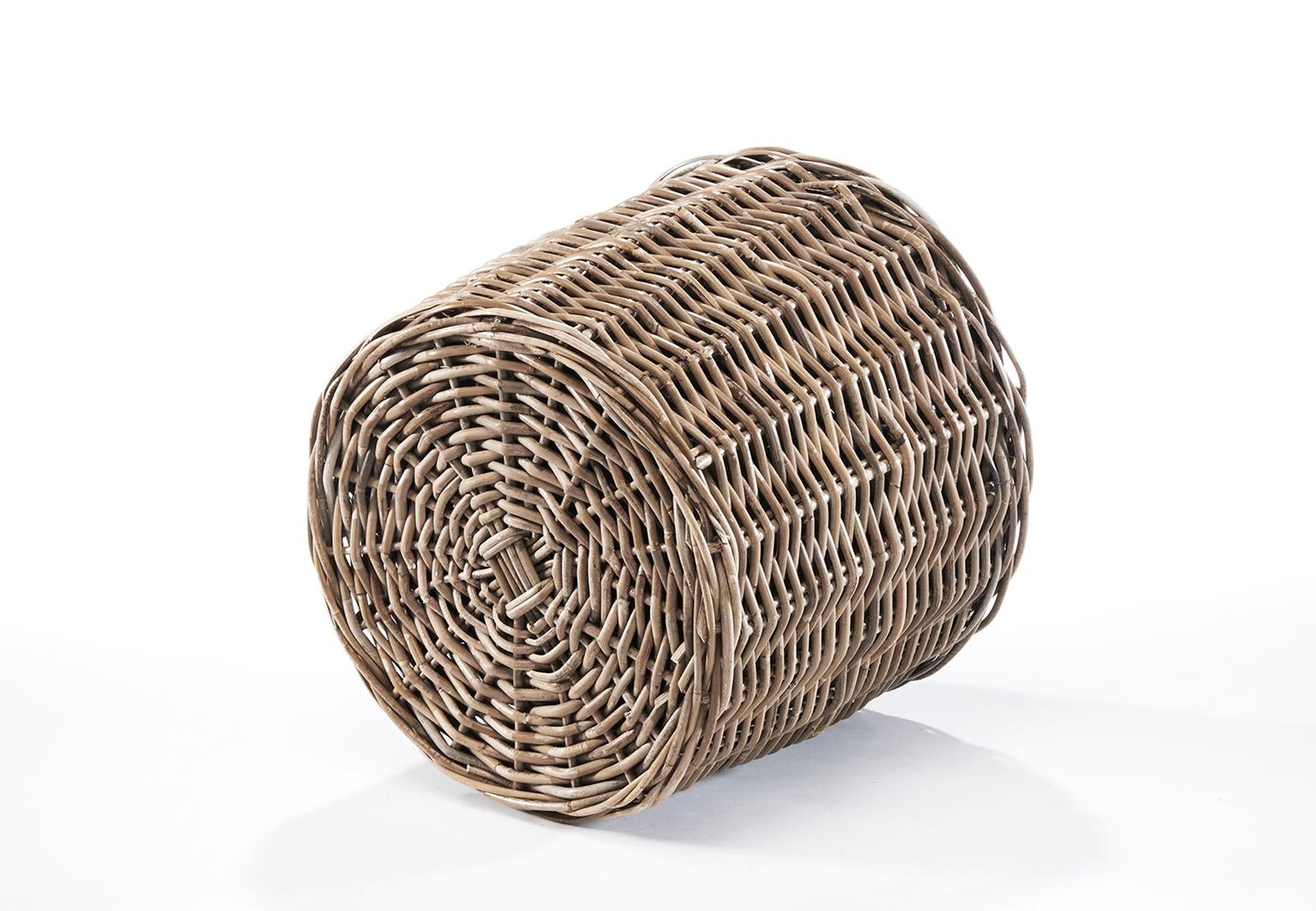 abgebildet ist die Unterseite, der Boden des geflochtenen Pflanztopfes aus Rattan mit Folieneinsatz