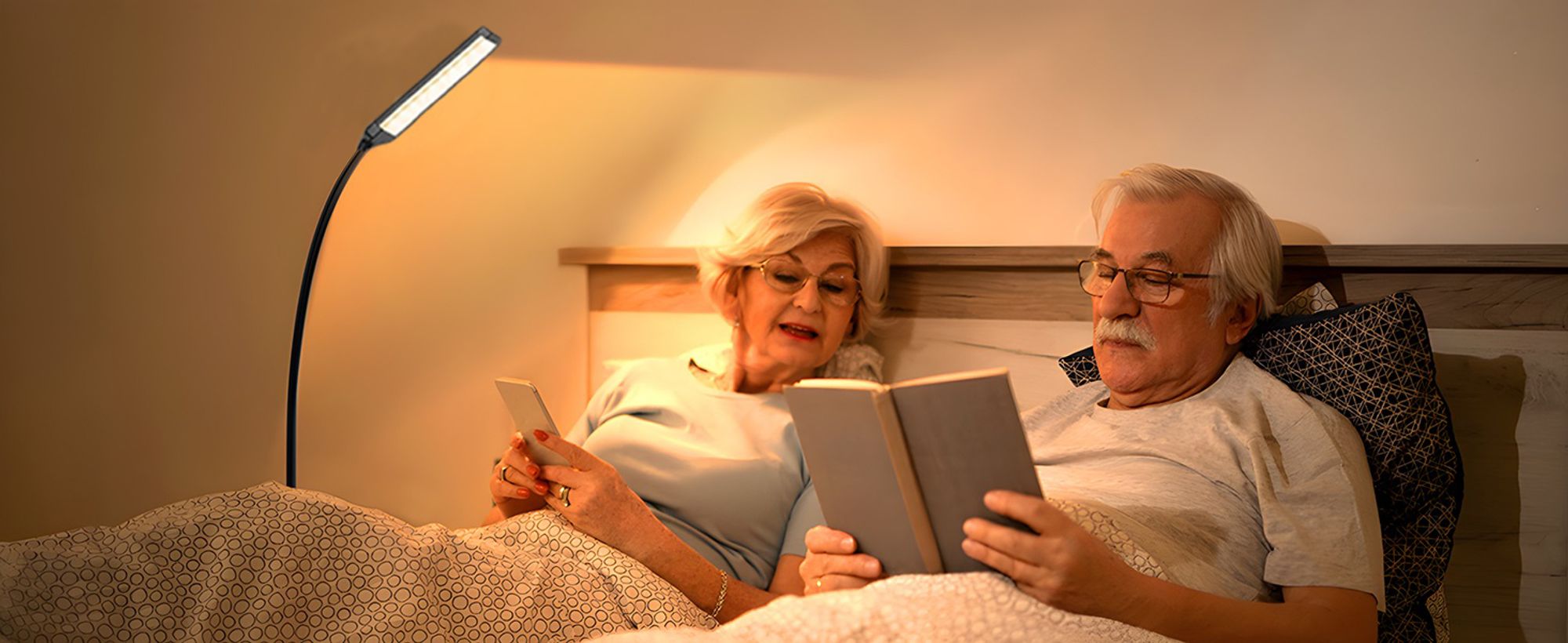LED Stehlampe Dimmbar 3 Farbtemperaturen Stehleuchte Einstellbare Schwanenhals Leselampe mit Fernbedienung für Schlafzimmer Wohnzimmer Büro