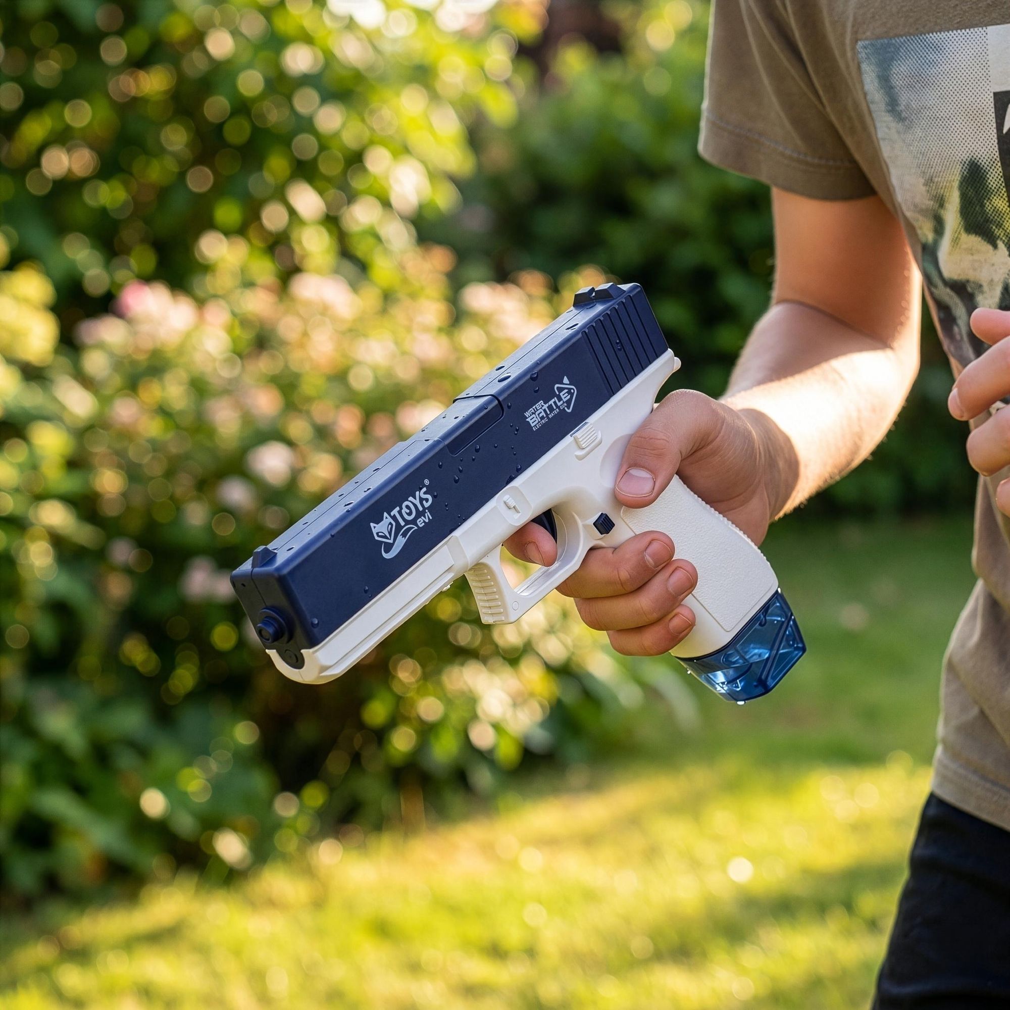 EVI TOYS AQUA GLOCK Automatische Elektrische Wasserpistole, 10m Reichweite, Akku, 2 Magazine (60ml/500ml), Sommer Wasserspielzeug, Weiß-Blau