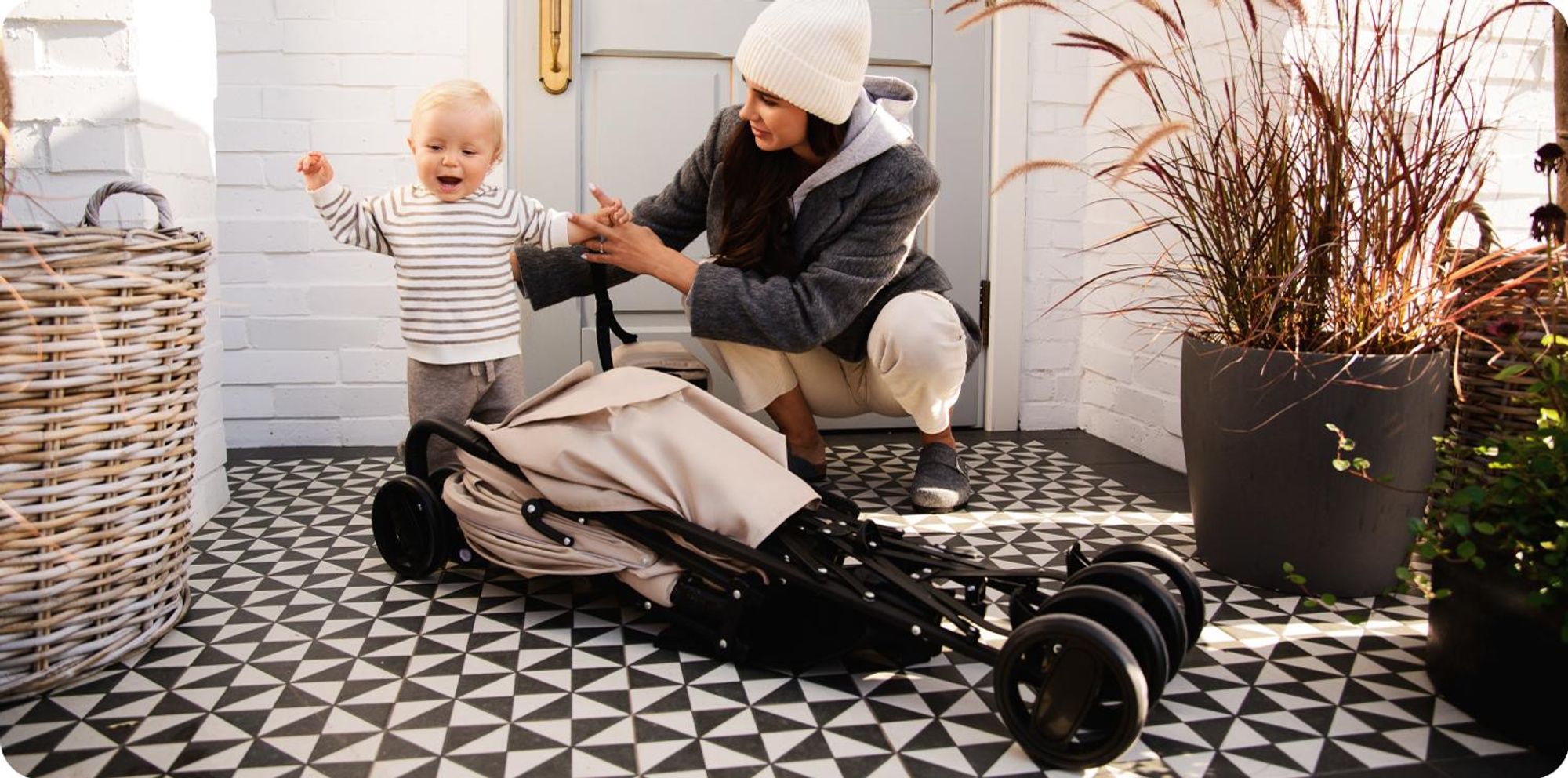 MoMi AKIRA – Ultraleichter Baby Kompaktbuggy 6,7 kg mit verstellbarer Rückenlehne & Drehbügel, inkl. Tasche & Moskitonetz, bis 15 kg – Grün