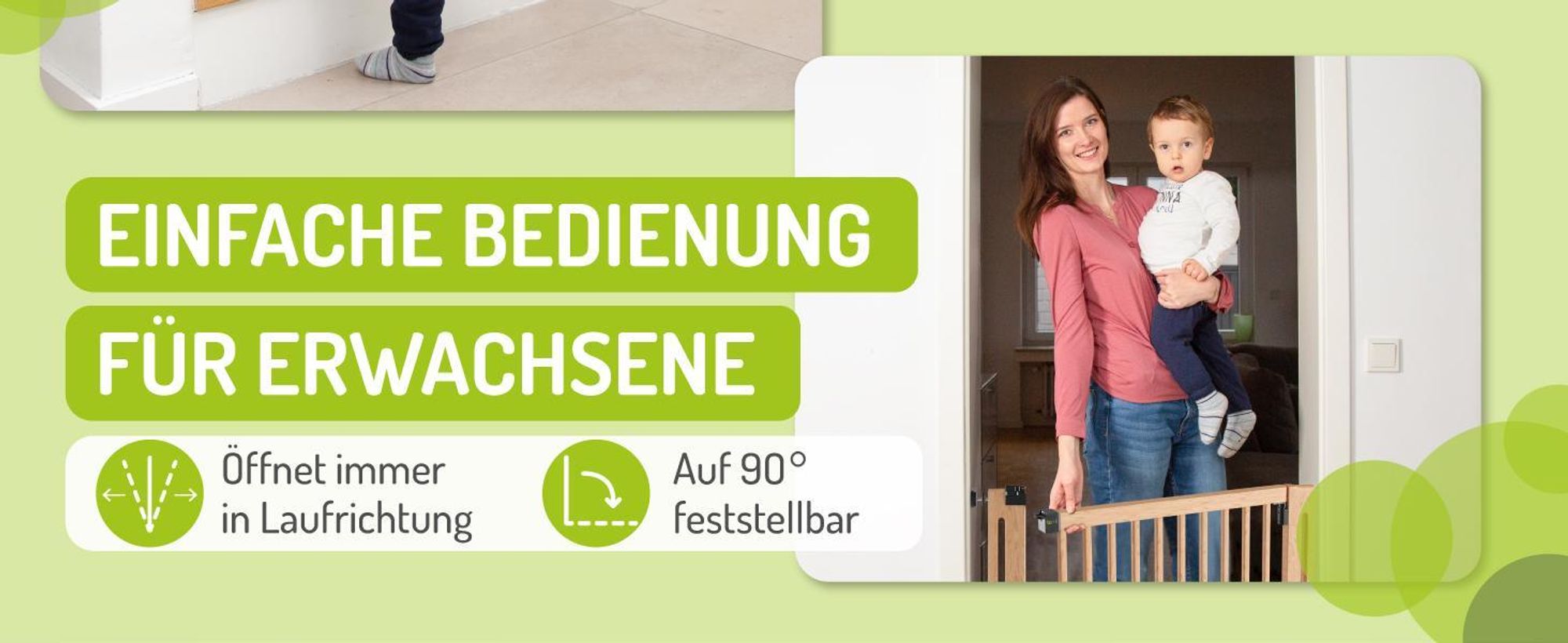 Mutter mit Kind am Miko-Türschutzgitter, Einhand-Bedienung und 90°-Feststellfunktion