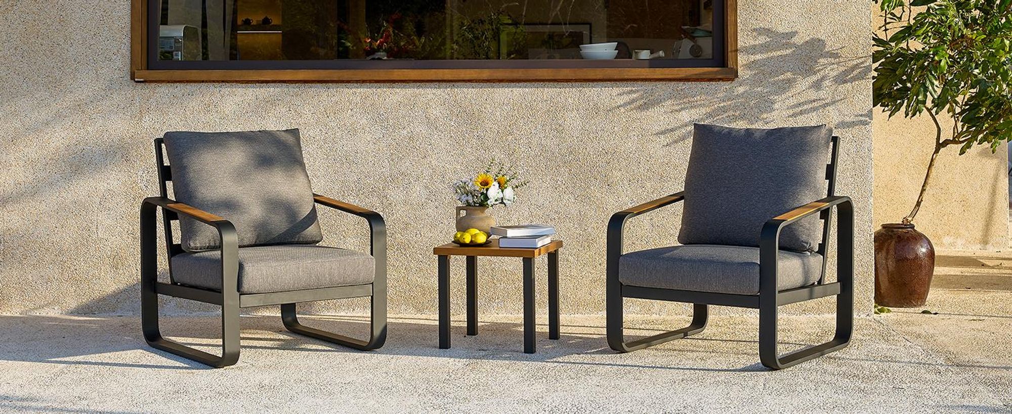 Tribesigns Gartensofa für den Außenbereich mit Kissen, Balkonstühle schwarzem Aluminiumgestell, Gartenstühle Gartensessel mit Armlehnen aus Holz