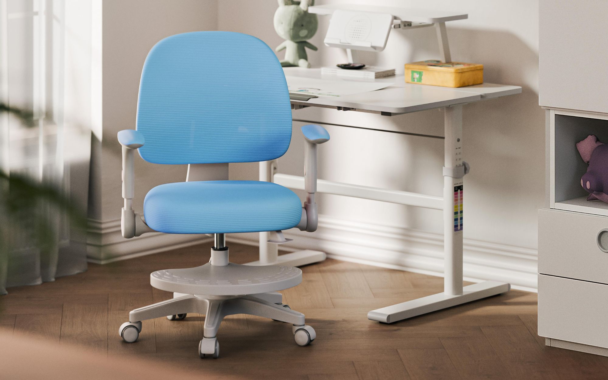 MARK ADLER Junior 5.0 | Kinder Schreibtischstuhl Ergonomischer Kinderdrehstuhl | Fußablage | Sitztiefe einstellen | Verstellbare Armlehnen | Blau