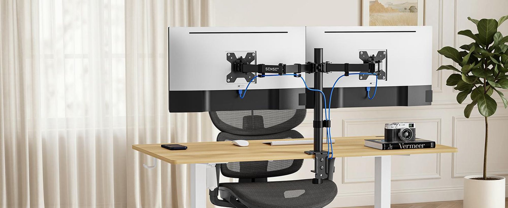 SENSE7, závesné osvetlenie, držiak na dvojité monitory, pre obrazovky 17-32 palcov, štandard VESA, nosnosť 2x9 kg, otočný mechanizmus s plynovou pružinou, stolová doska pre 2 monitory, čierna farba, ergonomický dizajn