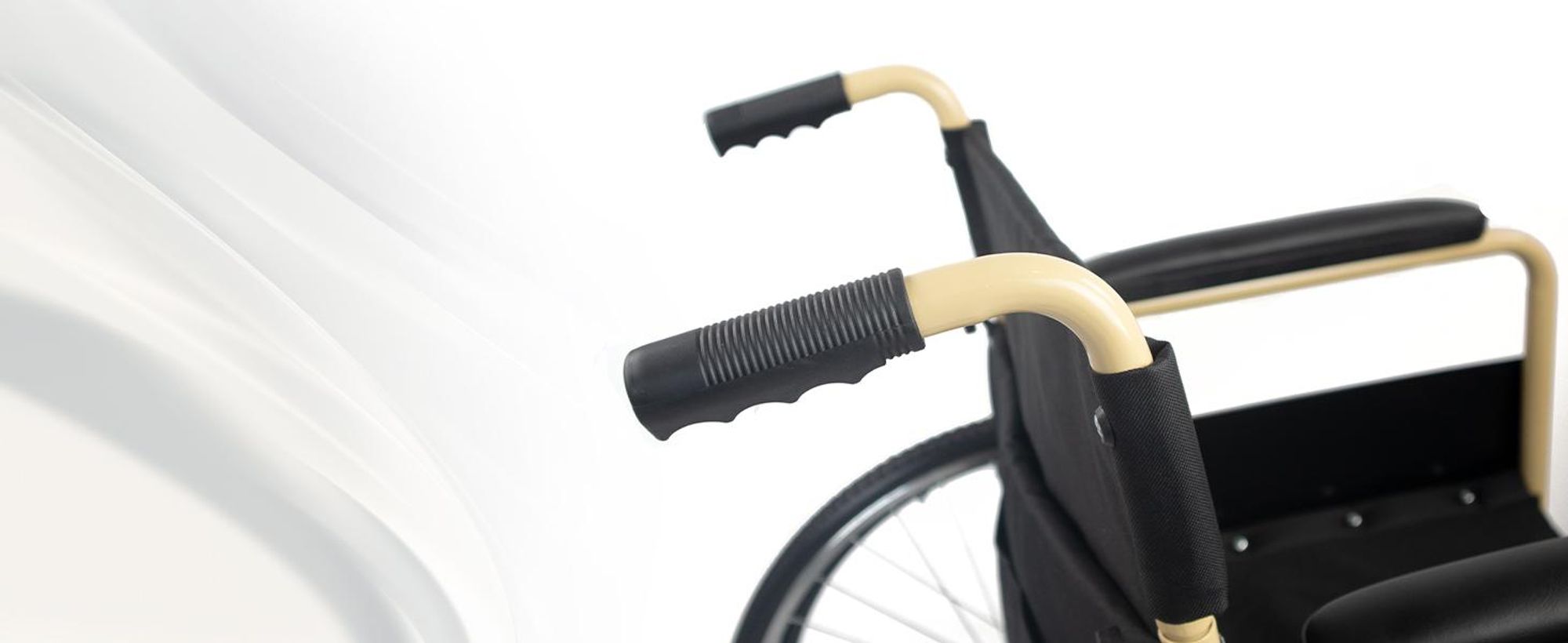 Rollstuhl Faltrollstuhl Denver Mobiclinic Sitzhöhe 46 cm Handbremse abnehmbare Rückenlehne stabil Faltrollstuhl leicht Farbe creme und schwarz