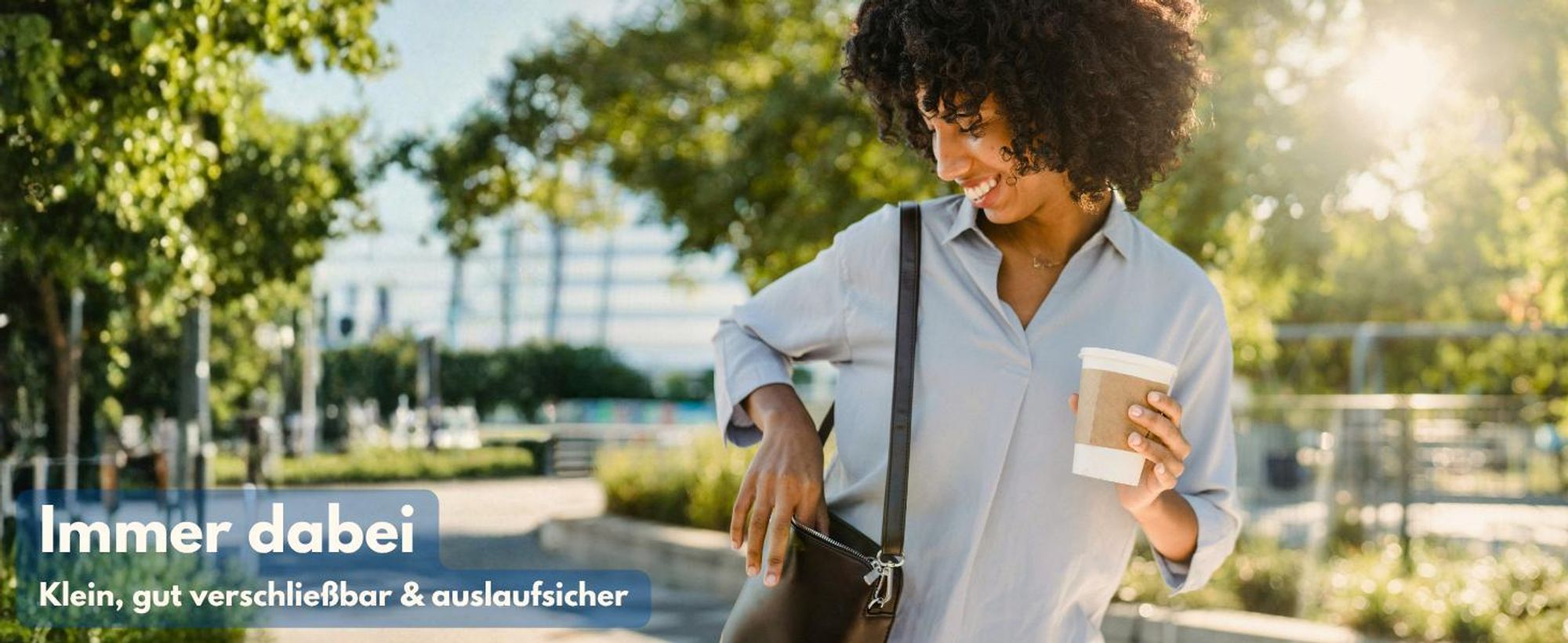 Auslaufsicher und immer dabei: Schwarze Frau in ihre Tasche greifend