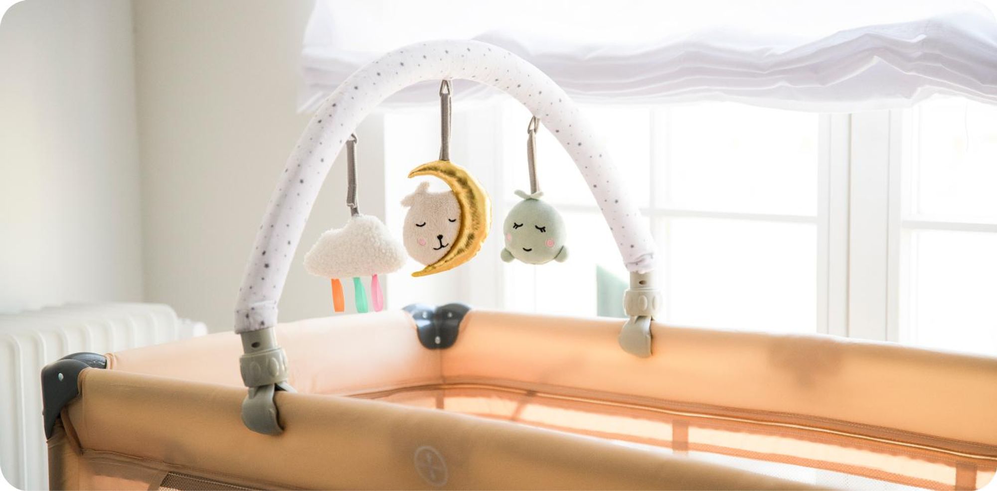 MoMi ZIZI – Baby Spielbogen mit Sensorik-Spielzeug (Spiegel, Rassel, Glöckchen), universell für Kinderwagen, Bett & Wippe – Bunt